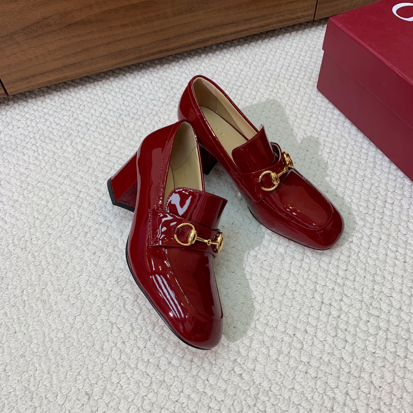 🔸Gu*ci🔸粗跟单鞋。精心调制的鞋楦，鞋面漆皮、牛皮、定制布料。羊皮内里和垫脚，真皮大底。跟高5.5c