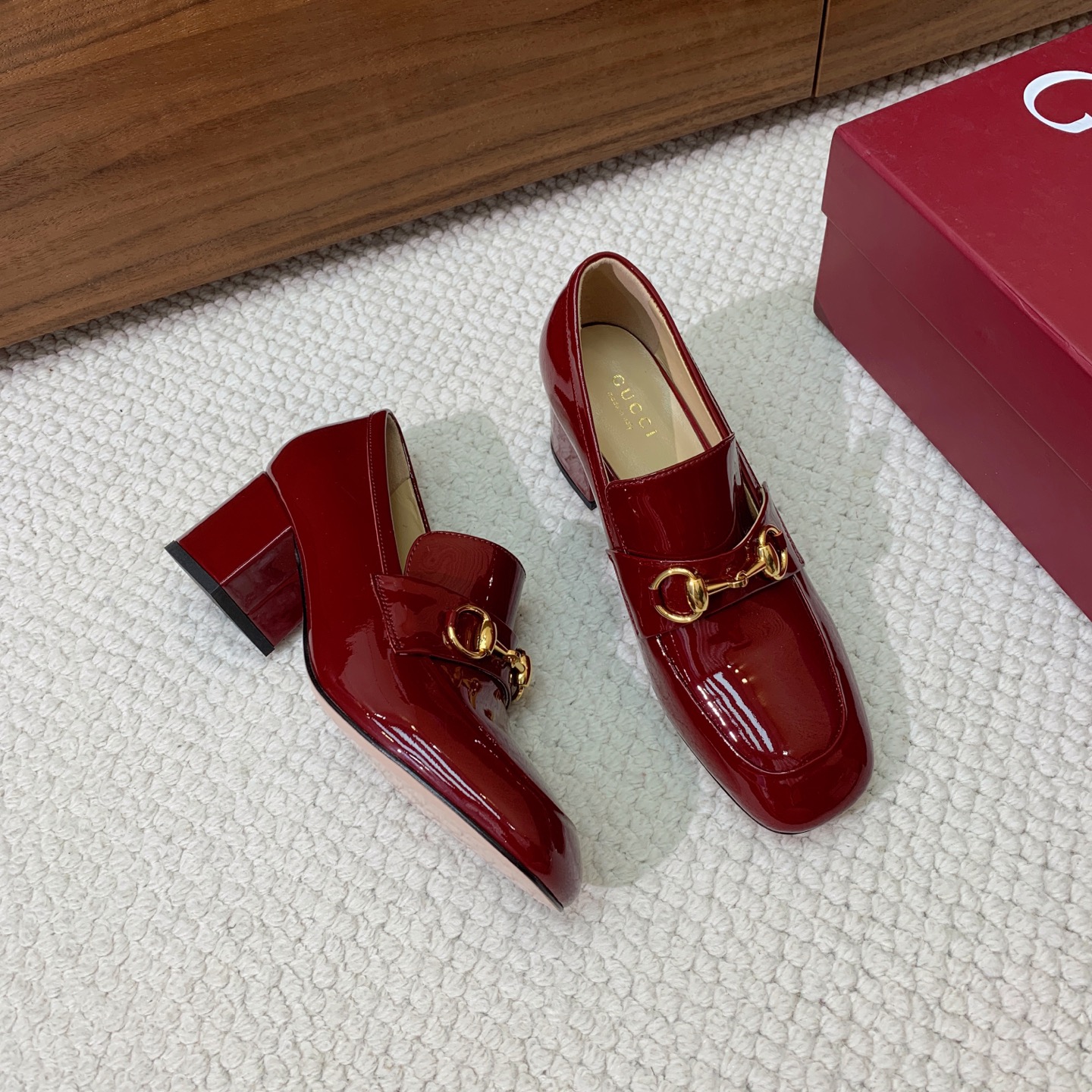 🔸Gu*ci🔸粗跟单鞋。精心调制的鞋楦，鞋面漆皮、牛皮、定制布料。羊皮内里和垫脚，真皮大底。跟高5.5c