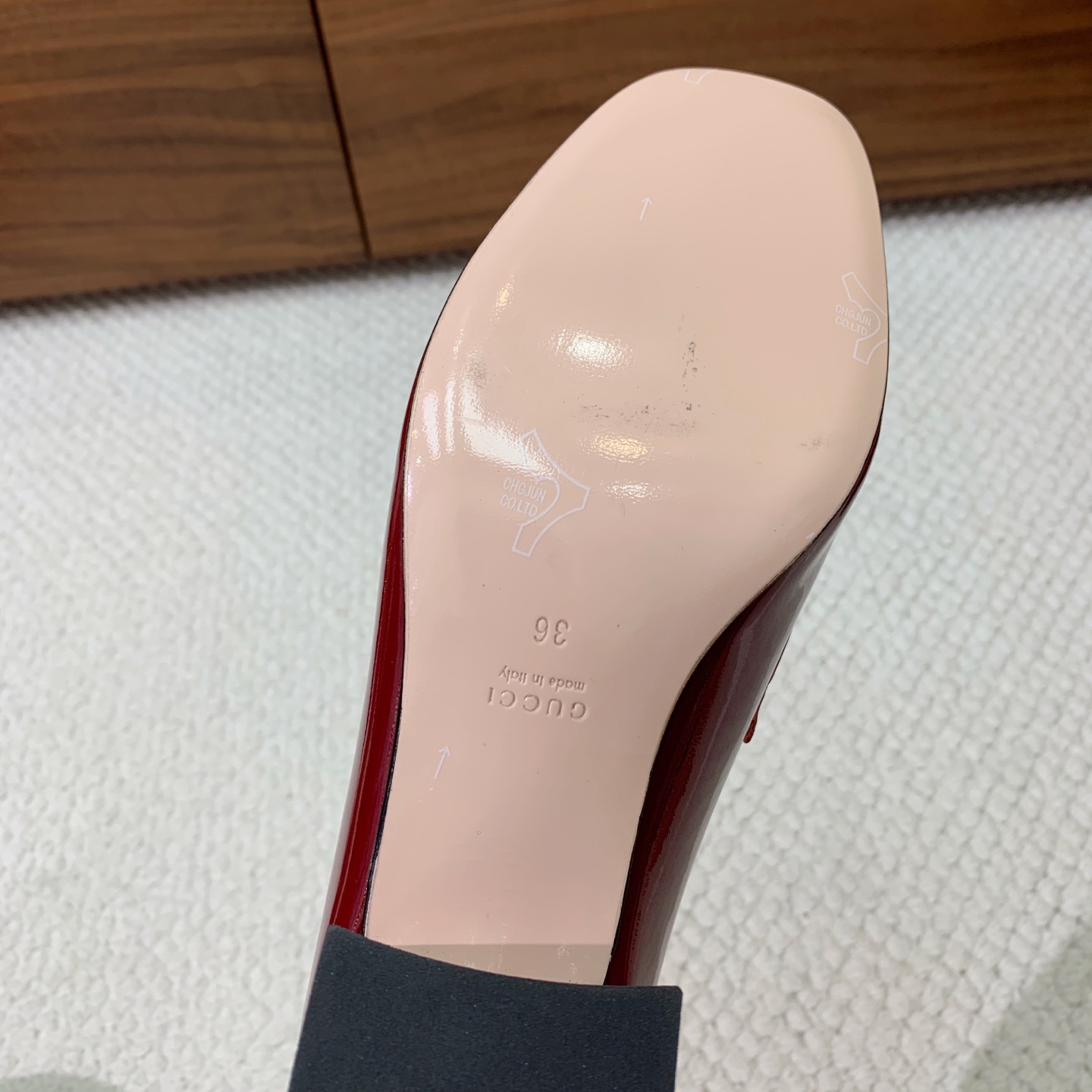 🔸Gu*ci🔸粗跟单鞋。精心调制的鞋楦，鞋面漆皮、牛皮、定制布料。羊皮内里和垫脚，真皮大底。跟高5.5c