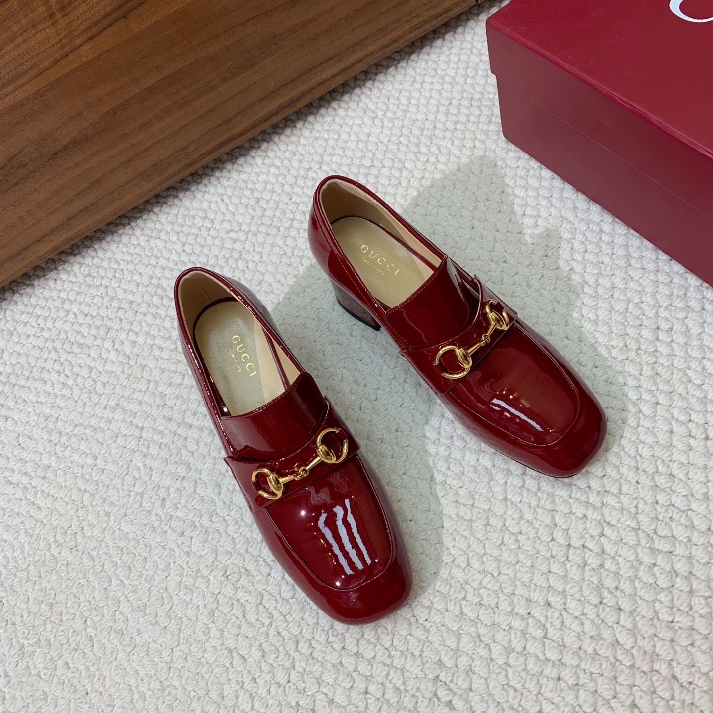 🔸Gu*ci🔸粗跟单鞋。精心调制的鞋楦，鞋面漆皮、牛皮、定制布料。羊皮内里和垫脚，真皮大底。跟高5.5c