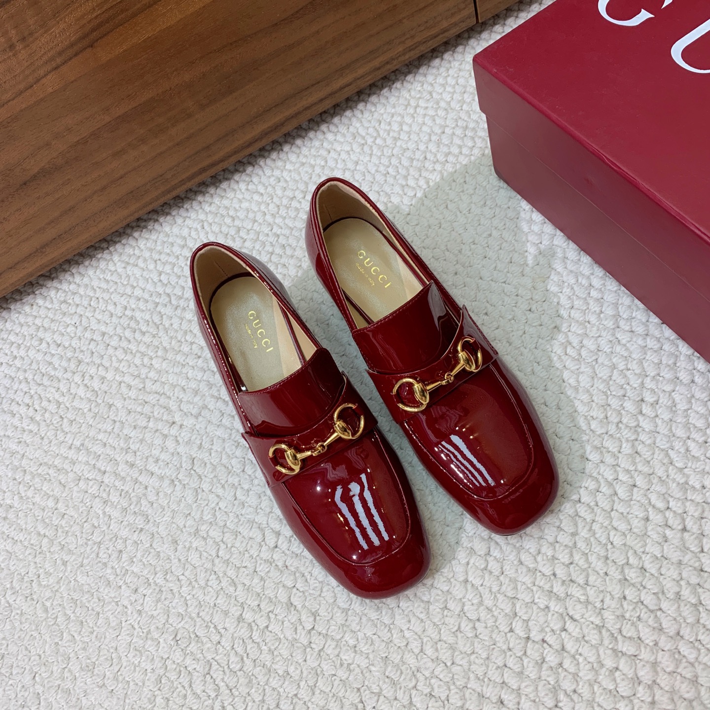 🔸Gu*ci🔸粗跟单鞋。精心调制的鞋楦，鞋面漆皮、牛皮、定制布料。羊皮内里和垫脚，真皮大底。跟高5.5c