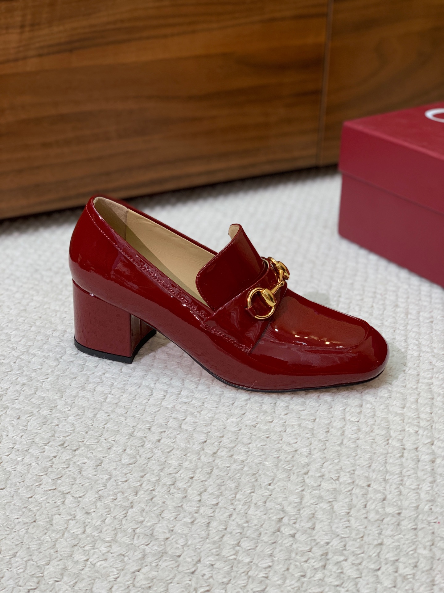 🔸Gu*ci🔸粗跟单鞋。精心调制的鞋楦，鞋面漆皮、牛皮、定制布料。羊皮内里和垫脚，真皮大底。跟高5.5c