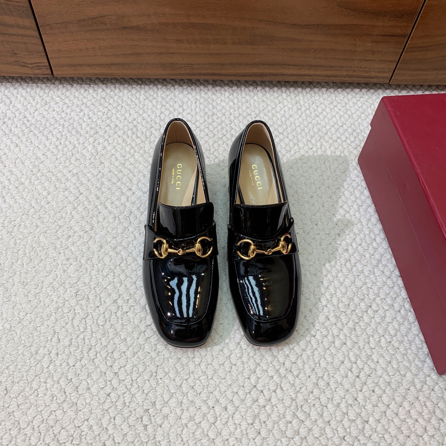 🔸Gu*ci🔸粗跟单鞋。精心调制的鞋楦，鞋面漆皮、牛皮、定制布料。羊皮内里和垫脚，真皮大底。跟高5.5c