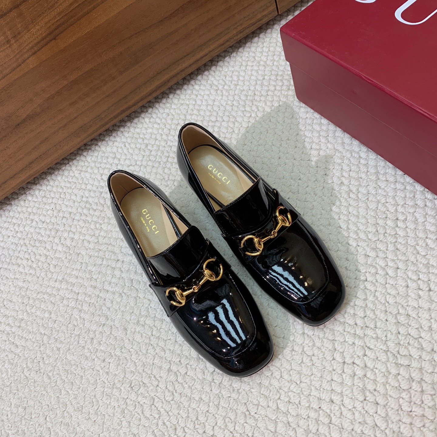 🔸Gu*ci🔸粗跟单鞋。精心调制的鞋楦，鞋面漆皮、牛皮、定制布料。羊皮内里和垫脚，真皮大底。跟高5.5c