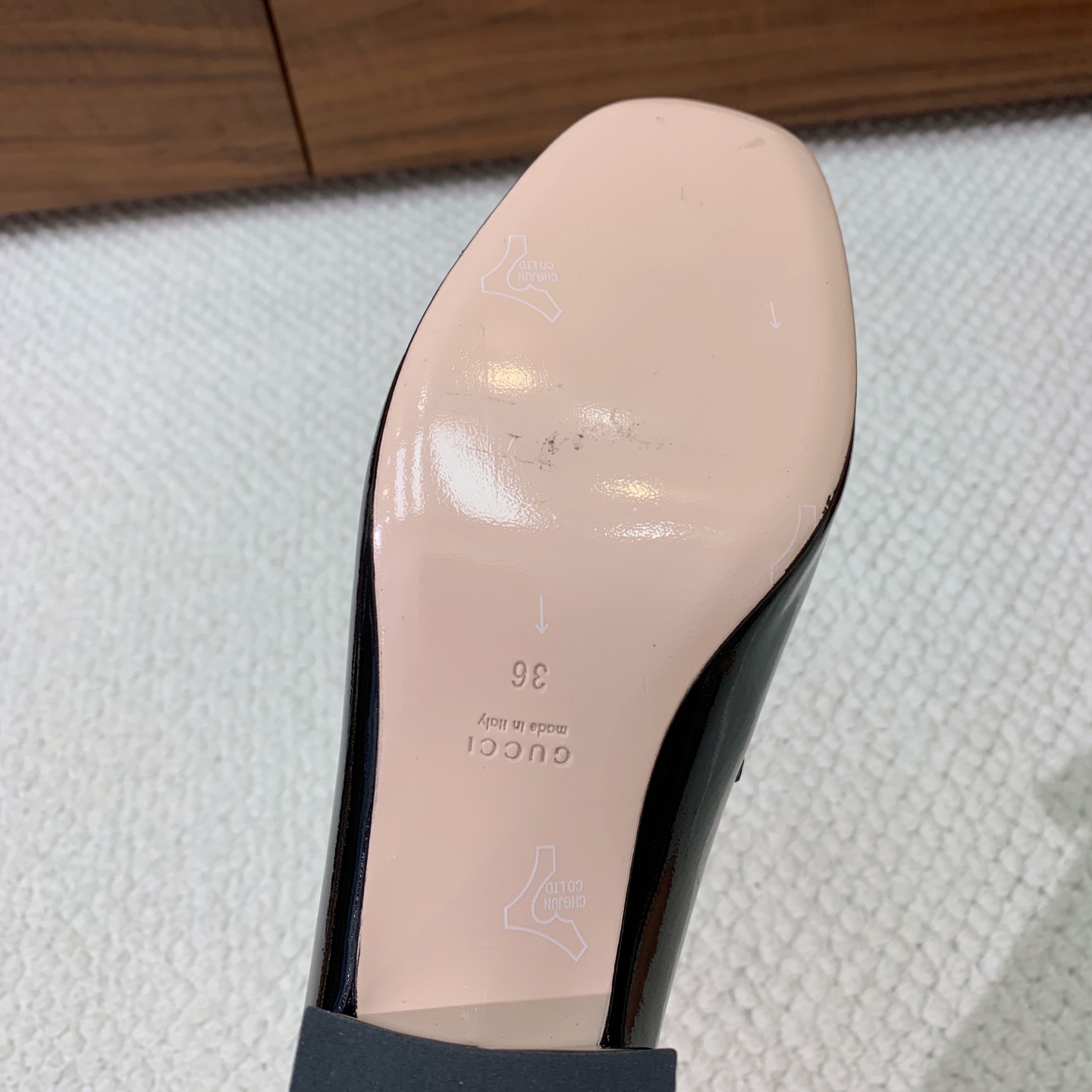 🔸Gu*ci🔸粗跟单鞋。精心调制的鞋楦，鞋面漆皮、牛皮、定制布料。羊皮内里和垫脚，真皮大底。跟高5.5c