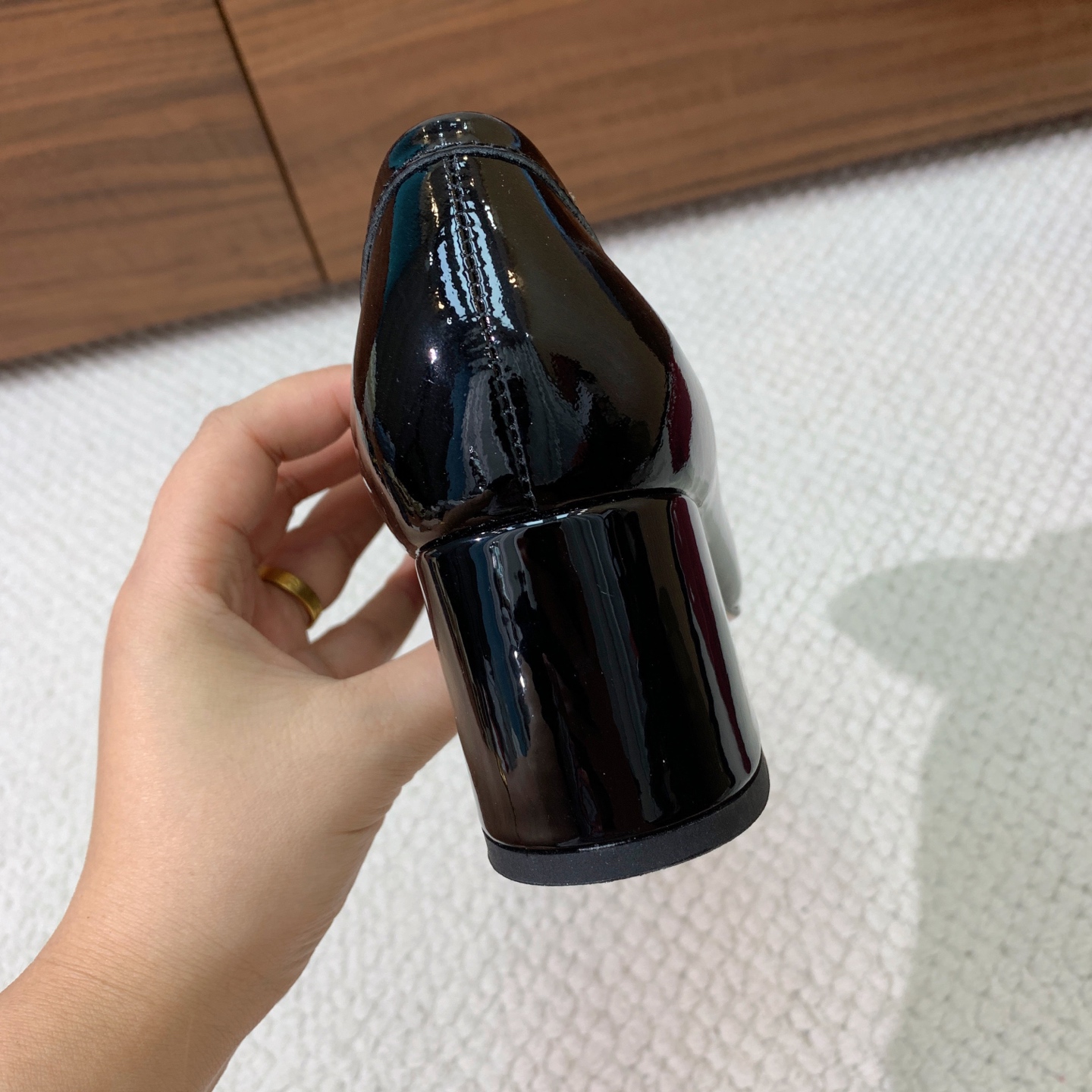 🔸Gu*ci🔸粗跟单鞋。精心调制的鞋楦，鞋面漆皮、牛皮、定制布料。羊皮内里和垫脚，真皮大底。跟高5.5c