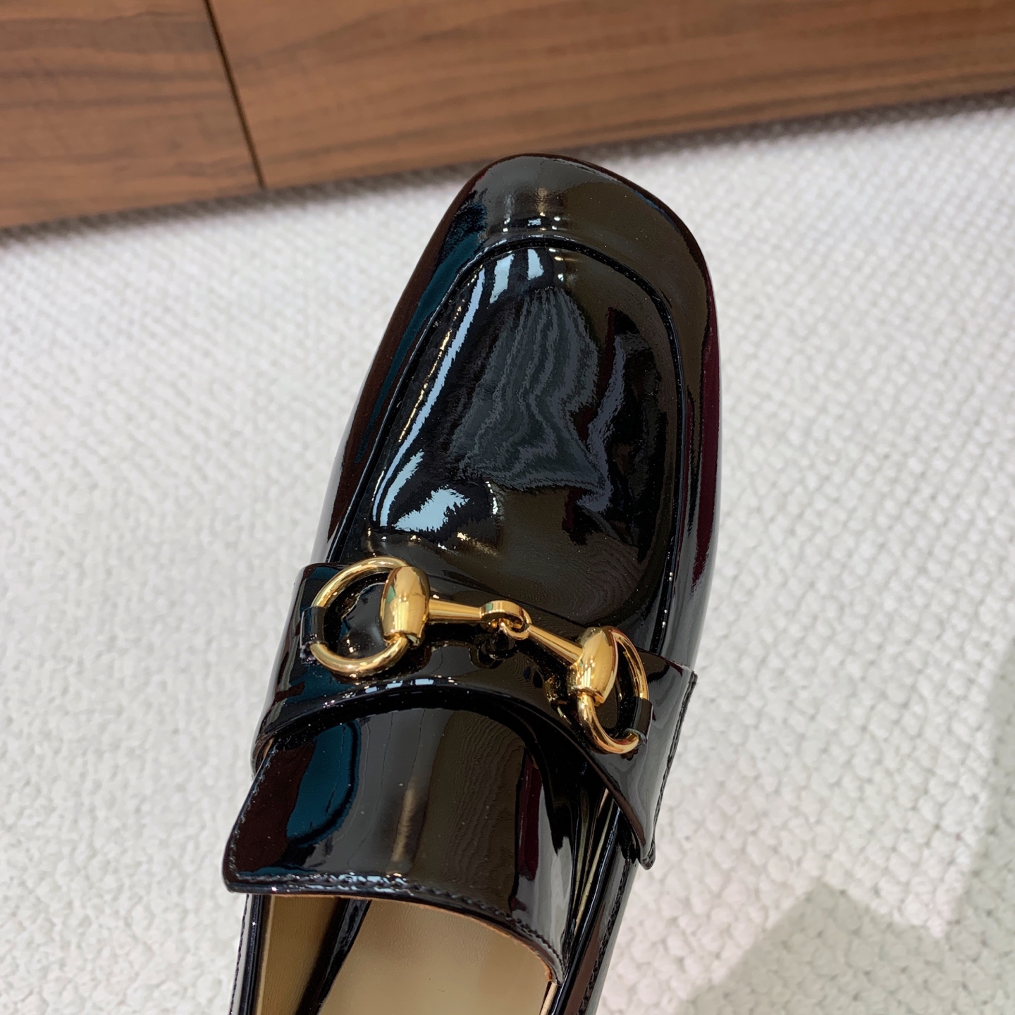 🔸Gu*ci🔸粗跟单鞋。精心调制的鞋楦，鞋面漆皮、牛皮、定制布料。羊皮内里和垫脚，真皮大底。跟高5.5c