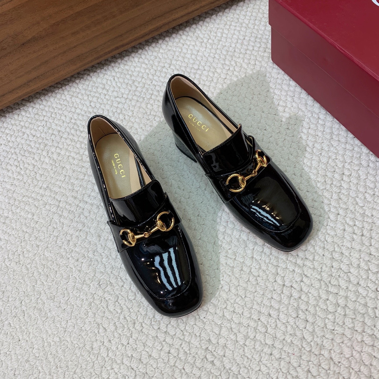 🔸Gu*ci🔸粗跟单鞋。精心调制的鞋楦，鞋面漆皮、牛皮、定制布料。羊皮内里和垫脚，真皮大底。跟高5.5c