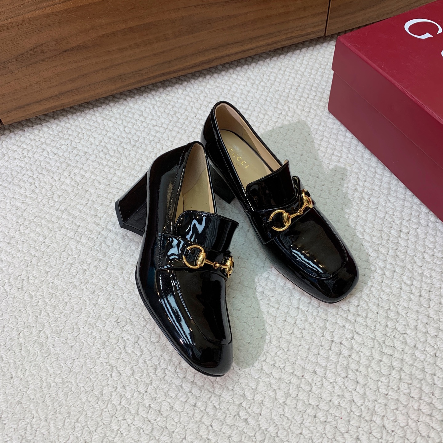 🔸Gu*ci🔸粗跟单鞋。精心调制的鞋楦，鞋面漆皮、牛皮、定制布料。羊皮内里和垫脚，真皮大底。跟高5.5c