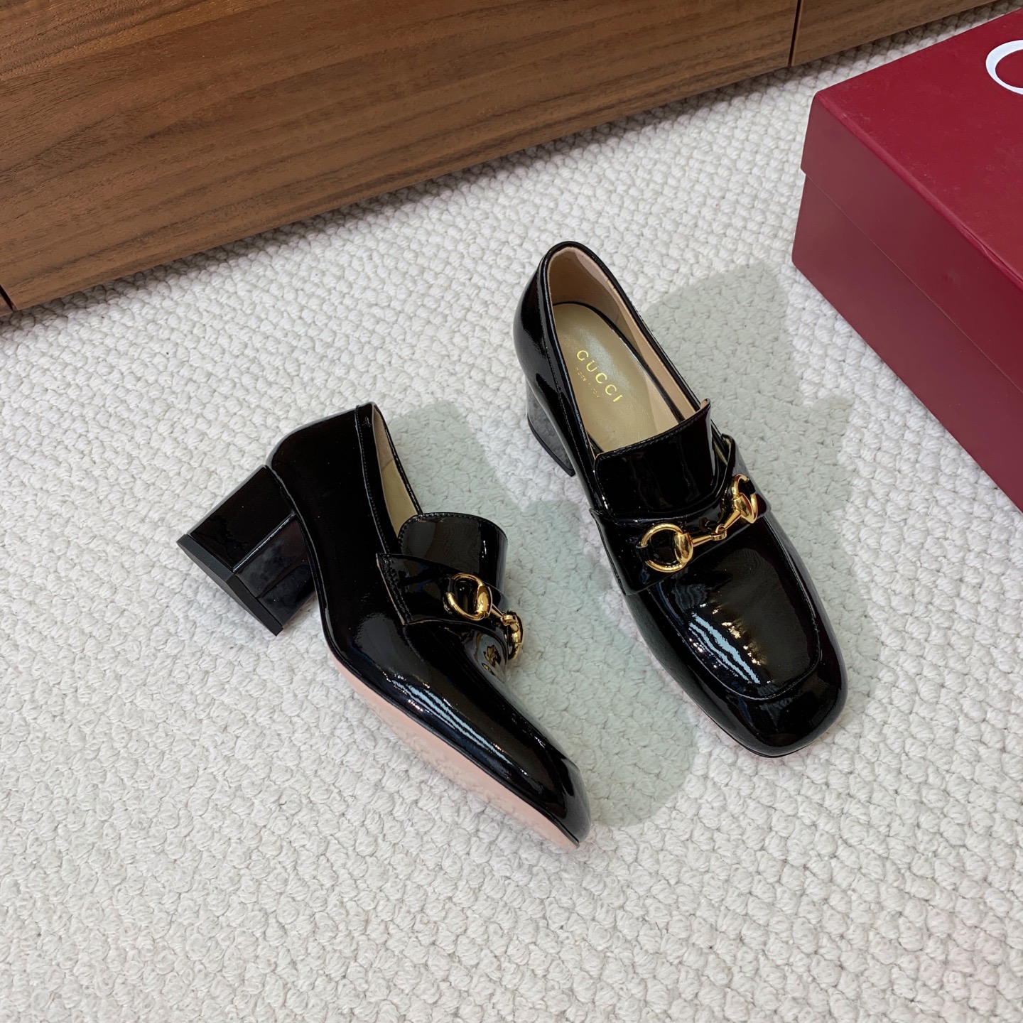 🔸Gu*ci🔸粗跟单鞋。精心调制的鞋楦，鞋面漆皮、牛皮、定制布料。羊皮内里和垫脚，真皮大底。跟高5.5c