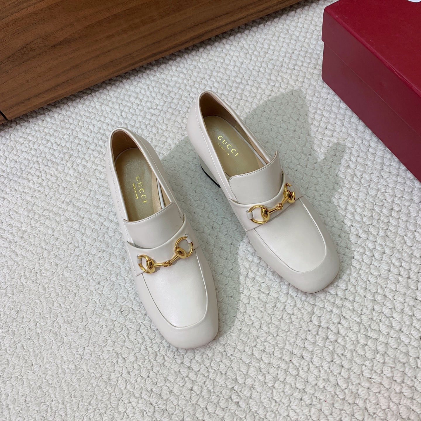 🔸Gu*ci🔸粗跟单鞋。精心调制的鞋楦，鞋面漆皮、牛皮、定制布料。羊皮内里和垫脚，真皮大底。跟高5.5c