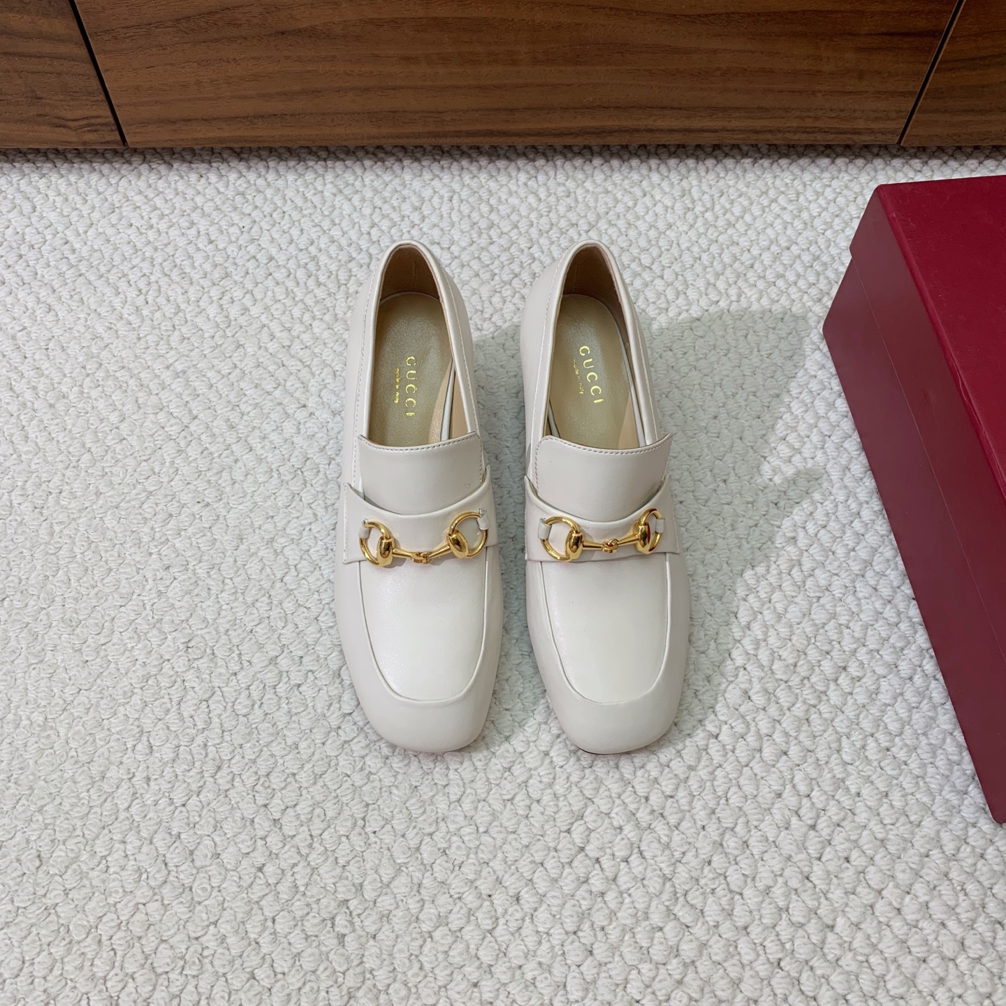 🔸Gu*ci🔸粗跟单鞋。精心调制的鞋楦，鞋面漆皮、牛皮、定制布料。羊皮内里和垫脚，真皮大底。跟高5.5c