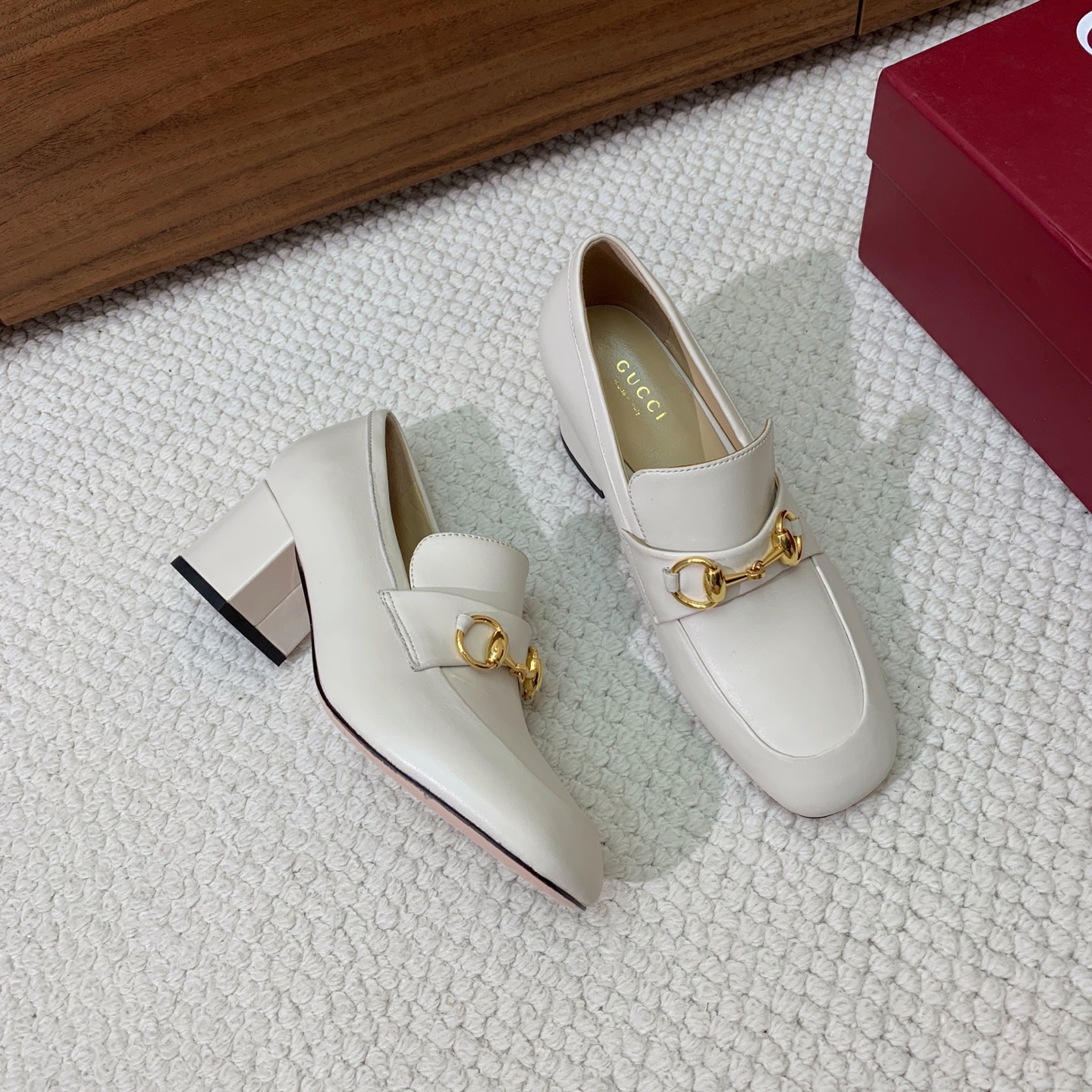 🔸Gu*ci🔸粗跟单鞋。精心调制的鞋楦，鞋面漆皮、牛皮、定制布料。羊皮内里和垫脚，真皮大底。跟高5.5c