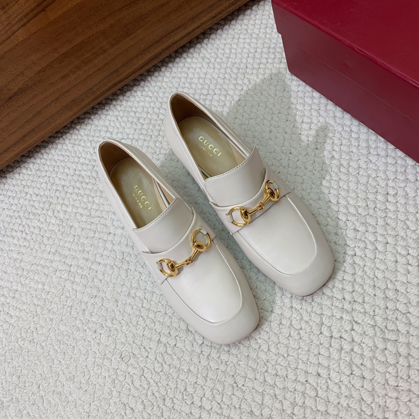 🔸Gu*ci🔸粗跟单鞋。精心调制的鞋楦，鞋面漆皮、牛皮、定制布料。羊皮内里和垫脚，真皮大底。跟高5.5c