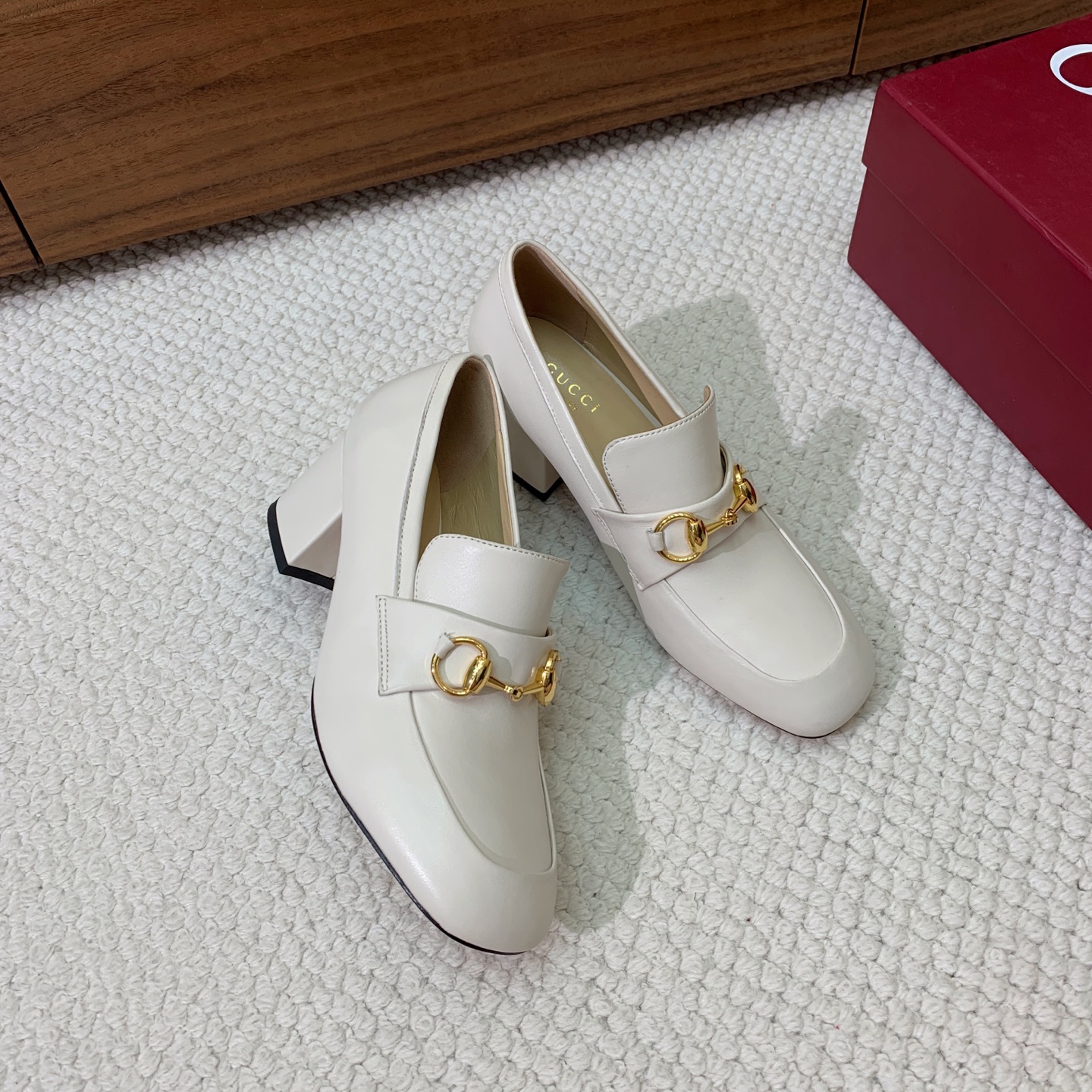 🔸Gu*ci🔸粗跟单鞋。精心调制的鞋楦，鞋面漆皮、牛皮、定制布料。羊皮内里和垫脚，真皮大底。跟高5.5c