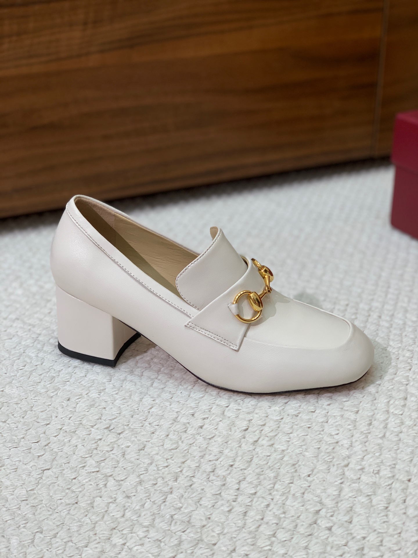 🔸Gu*ci🔸粗跟单鞋。精心调制的鞋楦，鞋面漆皮、牛皮、定制布料。羊皮内里和垫脚，真皮大底。跟高5.5c