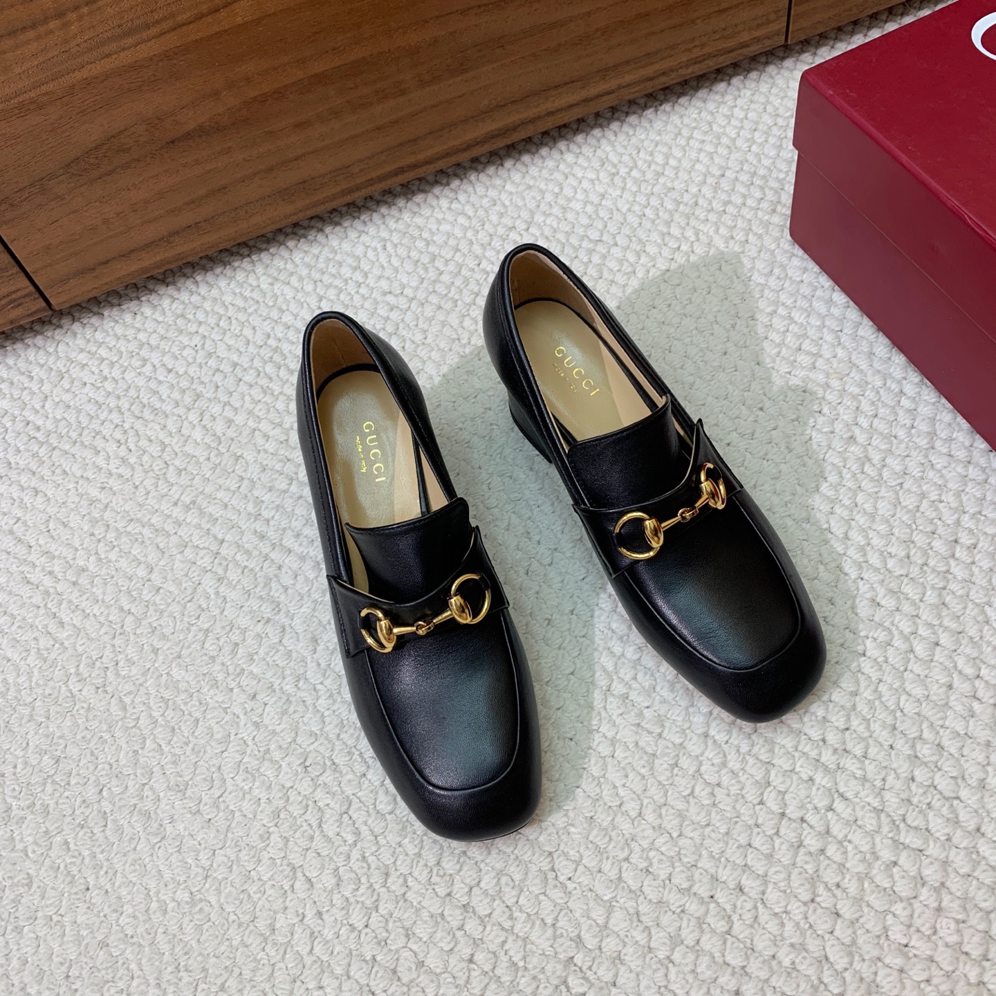 🔸Gu*ci🔸粗跟单鞋。精心调制的鞋楦，鞋面漆皮、牛皮、定制布料。羊皮内里和垫脚，真皮大底。跟高5.5c