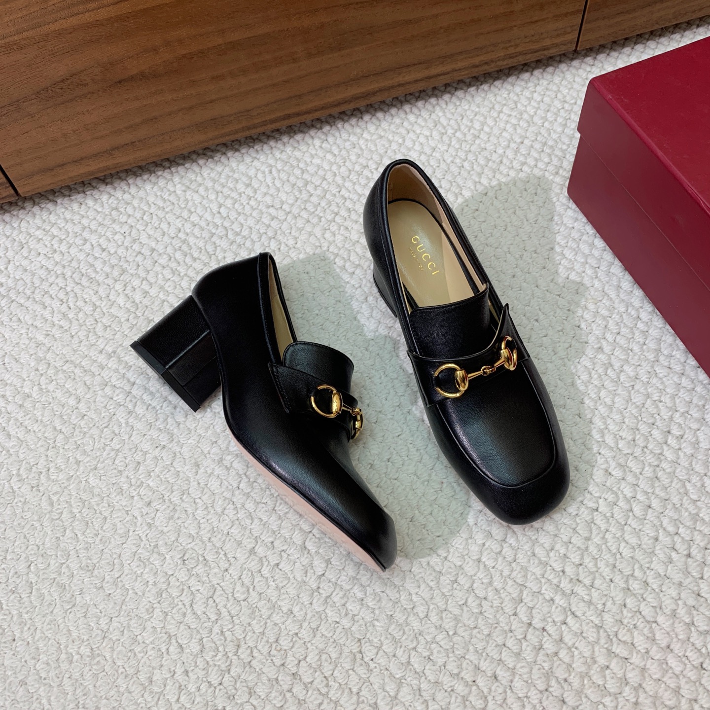 🔸Gu*ci🔸粗跟单鞋。精心调制的鞋楦，鞋面漆皮、牛皮、定制布料。羊皮内里和垫脚，真皮大底。跟高5.5c