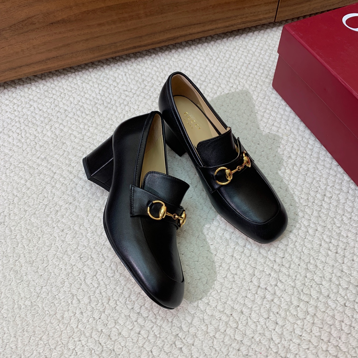 🔸Gu*ci🔸粗跟单鞋。精心调制的鞋楦，鞋面漆皮、牛皮、定制布料。羊皮内里和垫脚，真皮大底。跟高5.5c