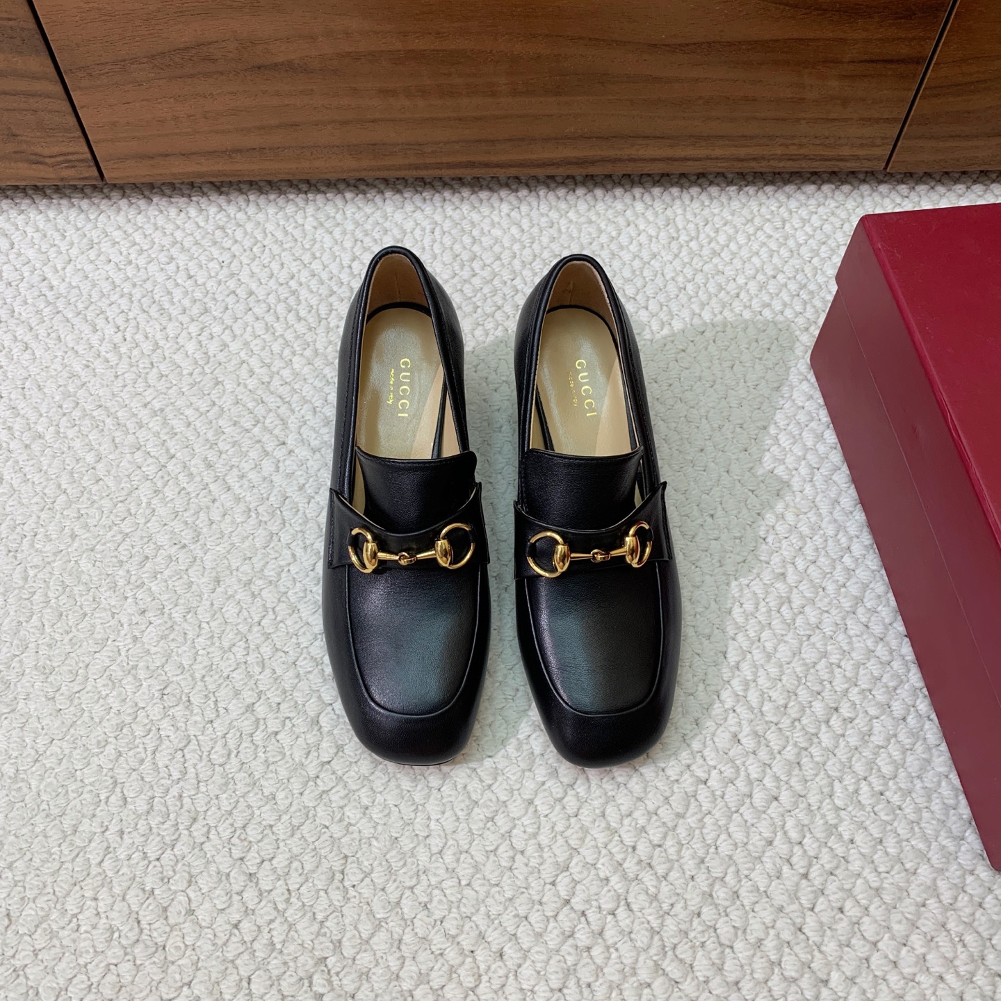 🔸Gu*ci🔸粗跟单鞋。精心调制的鞋楦，鞋面漆皮、牛皮、定制布料。羊皮内里和垫脚，真皮大底。跟高5.5c