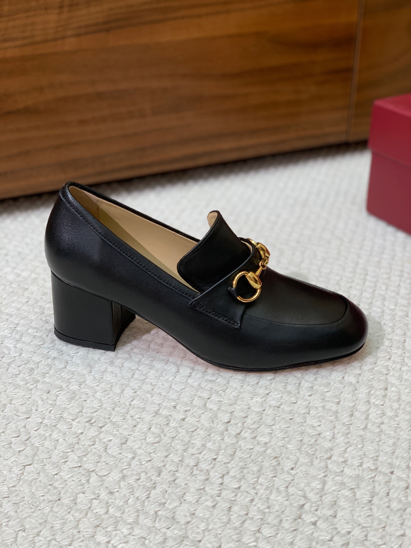 🔸Gu*ci🔸粗跟单鞋。精心调制的鞋楦，鞋面漆皮、牛皮、定制布料。羊皮内里和垫脚，真皮大底。跟高5.5c