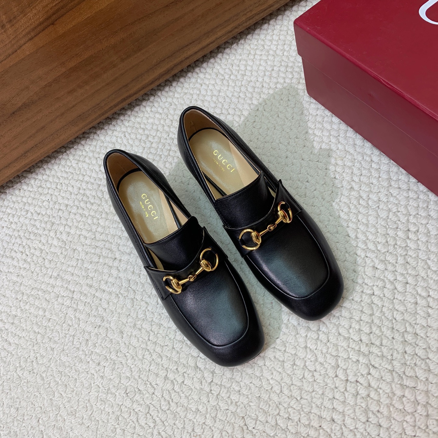 🔸Gu*ci🔸粗跟单鞋。精心调制的鞋楦，鞋面漆皮、牛皮、定制布料。羊皮内里和垫脚，真皮大底。跟高5.5c