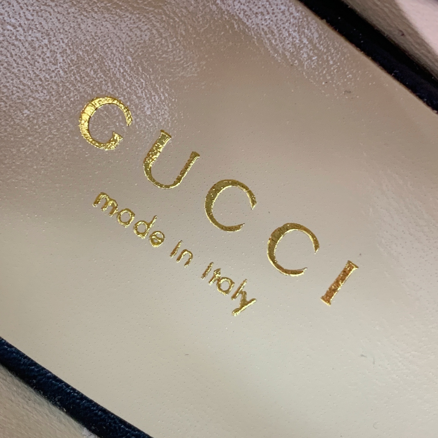 🔸Gu*ci🔸粗跟单鞋。精心调制的鞋楦，鞋面漆皮、牛皮、定制布料。羊皮内里和垫脚，真皮大底。跟高5.5c