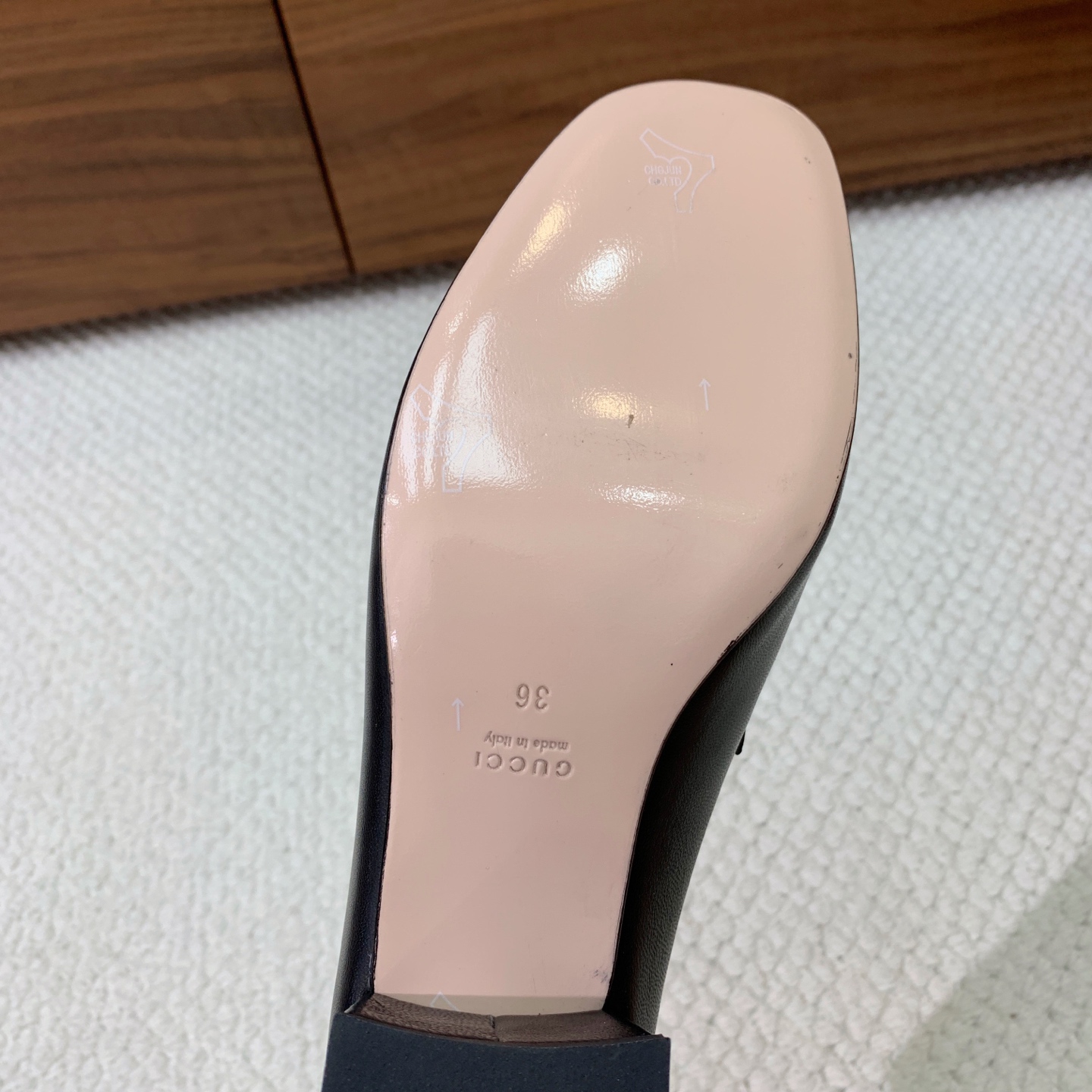 🔸Gu*ci🔸粗跟单鞋。精心调制的鞋楦，鞋面漆皮、牛皮、定制布料。羊皮内里和垫脚，真皮大底。跟高5.5c