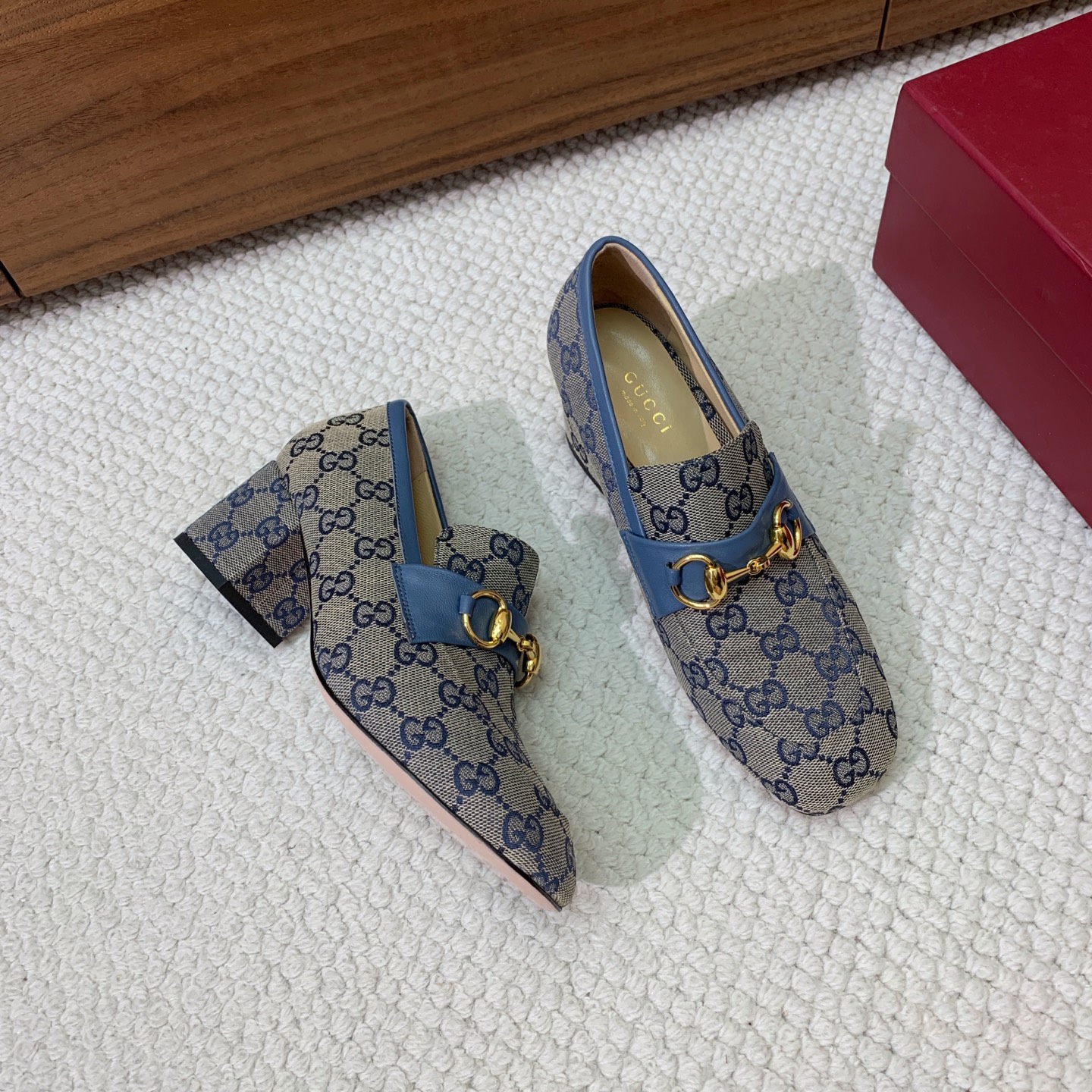 🔸Gu*ci🔸粗跟单鞋。精心调制的鞋楦，鞋面漆皮、牛皮、定制布料。羊皮内里和垫脚，真皮大底。跟高5.5c