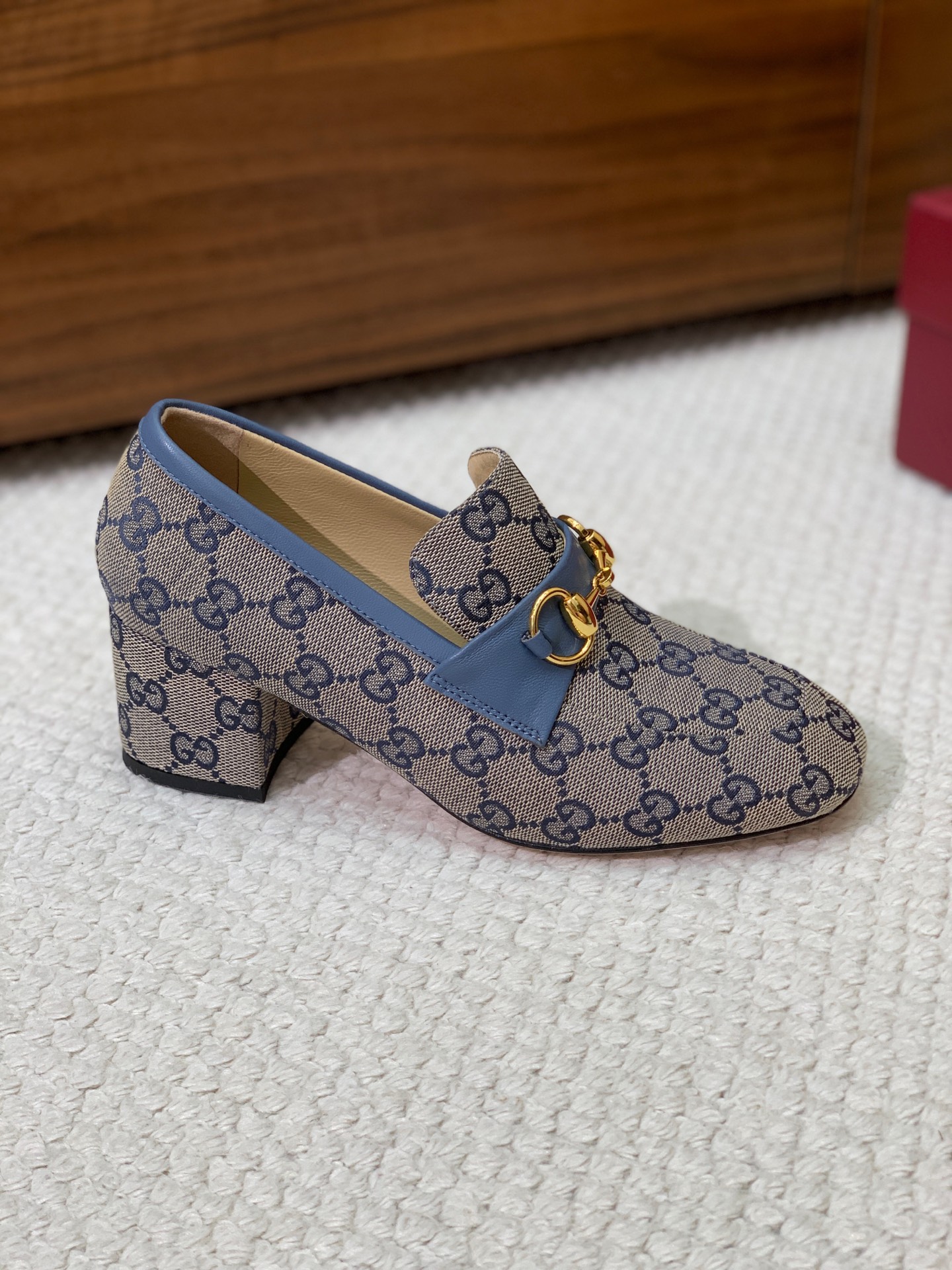 🔸Gu*ci🔸粗跟单鞋。精心调制的鞋楦，鞋面漆皮、牛皮、定制布料。羊皮内里和垫脚，真皮大底。跟高5.5c