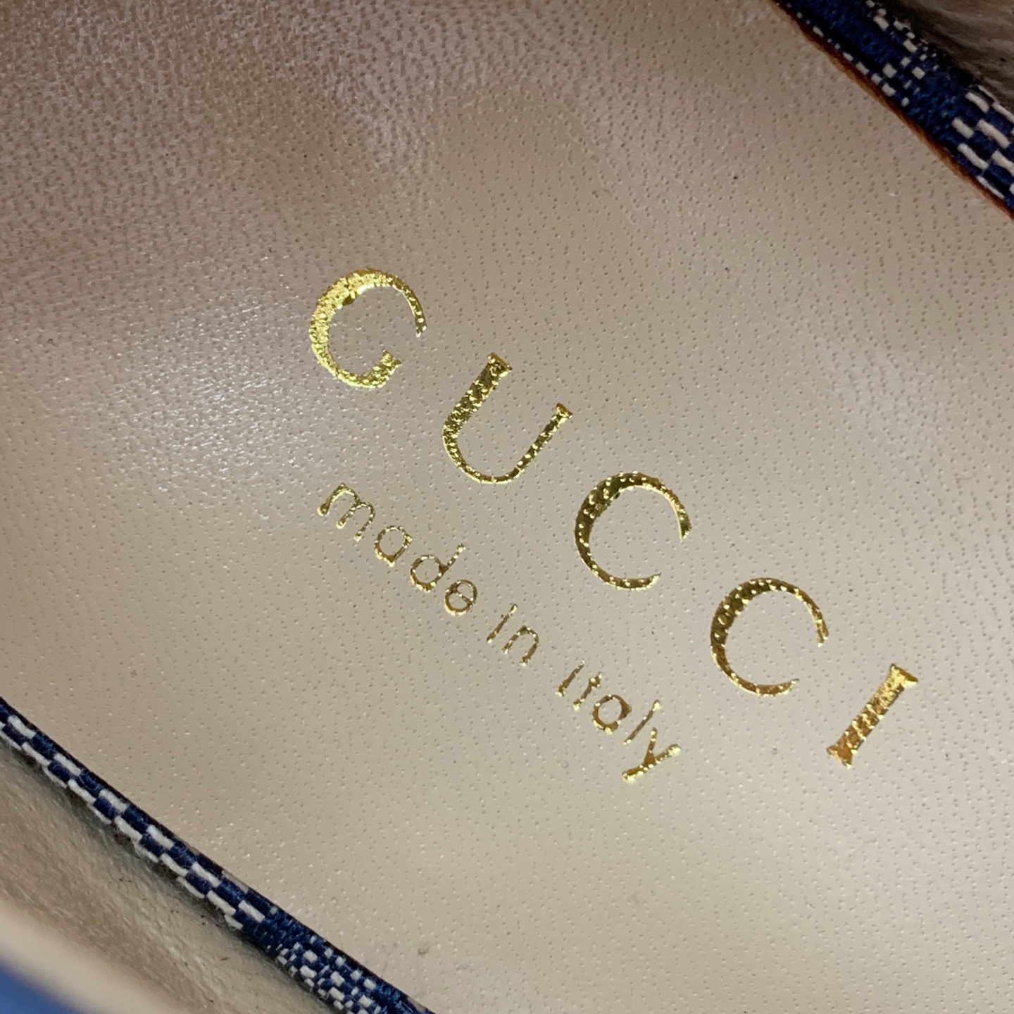 🔸Gu*ci🔸粗跟单鞋。精心调制的鞋楦，鞋面漆皮、牛皮、定制布料。羊皮内里和垫脚，真皮大底。跟高5.5c