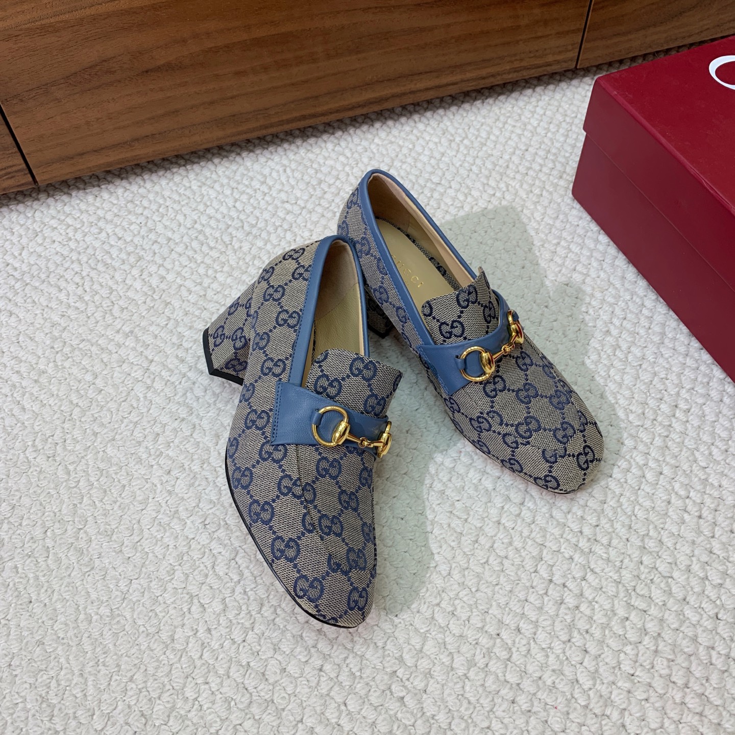 🔸Gu*ci🔸粗跟单鞋。精心调制的鞋楦，鞋面漆皮、牛皮、定制布料。羊皮内里和垫脚，真皮大底。跟高5.5c