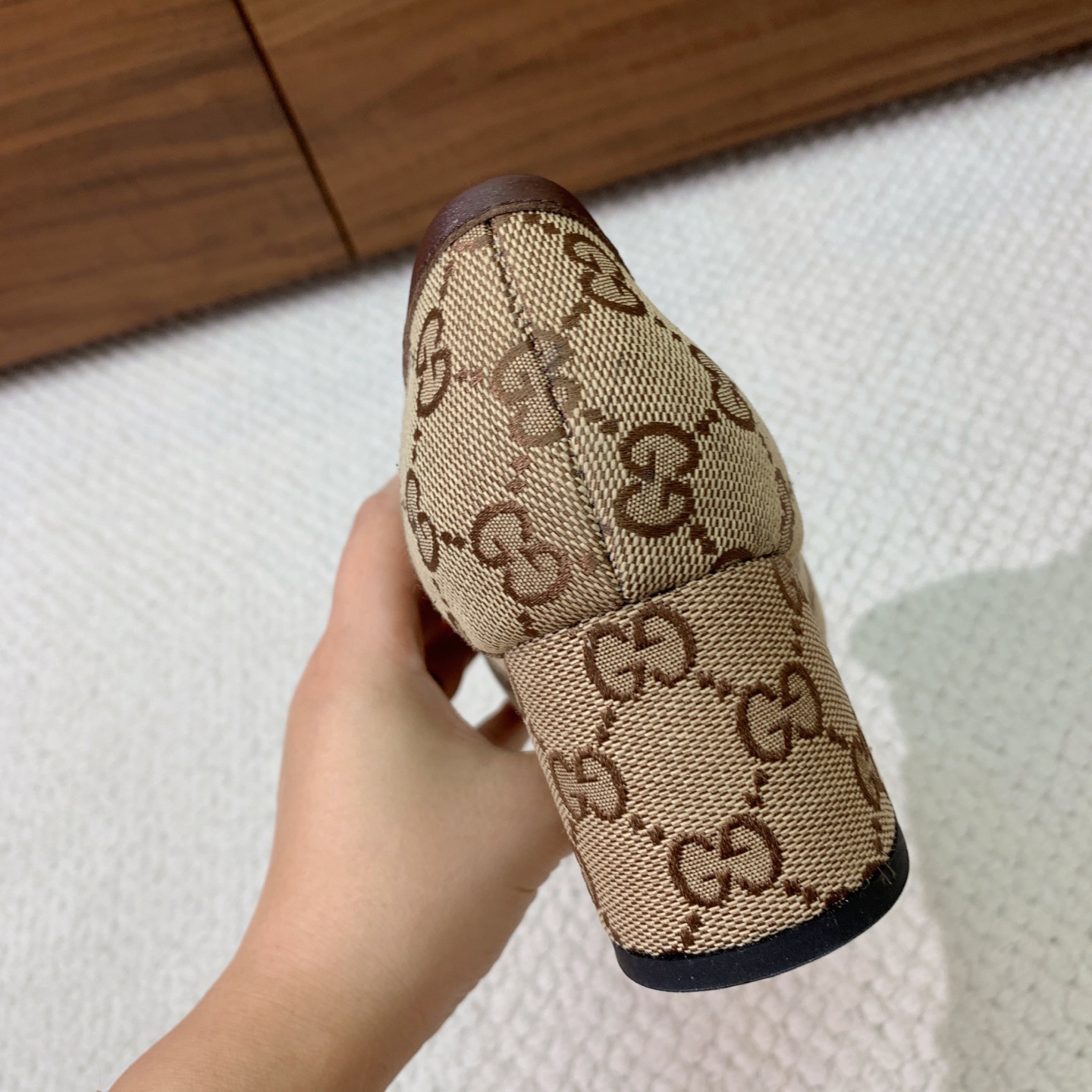 🔸Gu*ci🔸粗跟单鞋。精心调制的鞋楦，鞋面漆皮、牛皮、定制布料。羊皮内里和垫脚，真皮大底。跟高5.5c