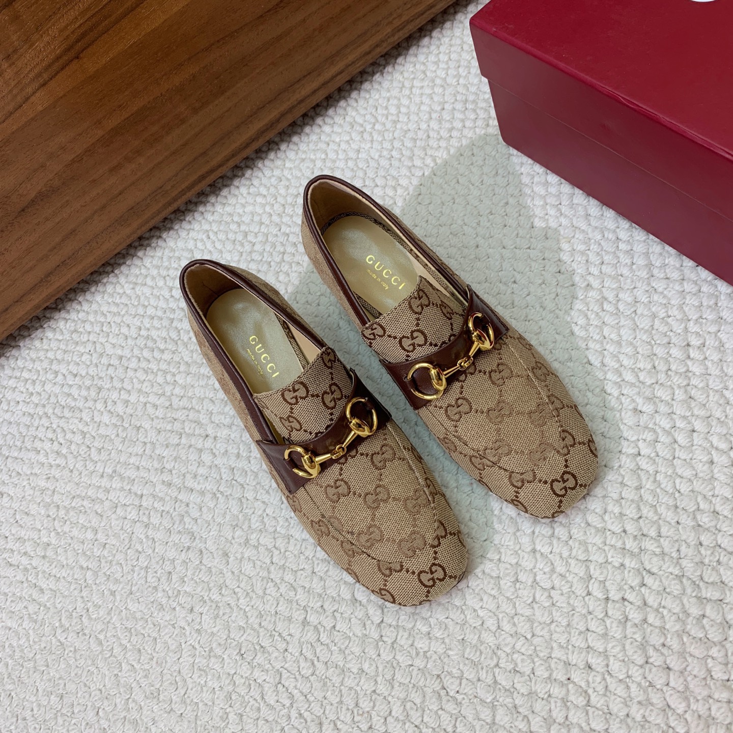 🔸Gu*ci🔸粗跟单鞋。精心调制的鞋楦，鞋面漆皮、牛皮、定制布料。羊皮内里和垫脚，真皮大底。跟高5.5c