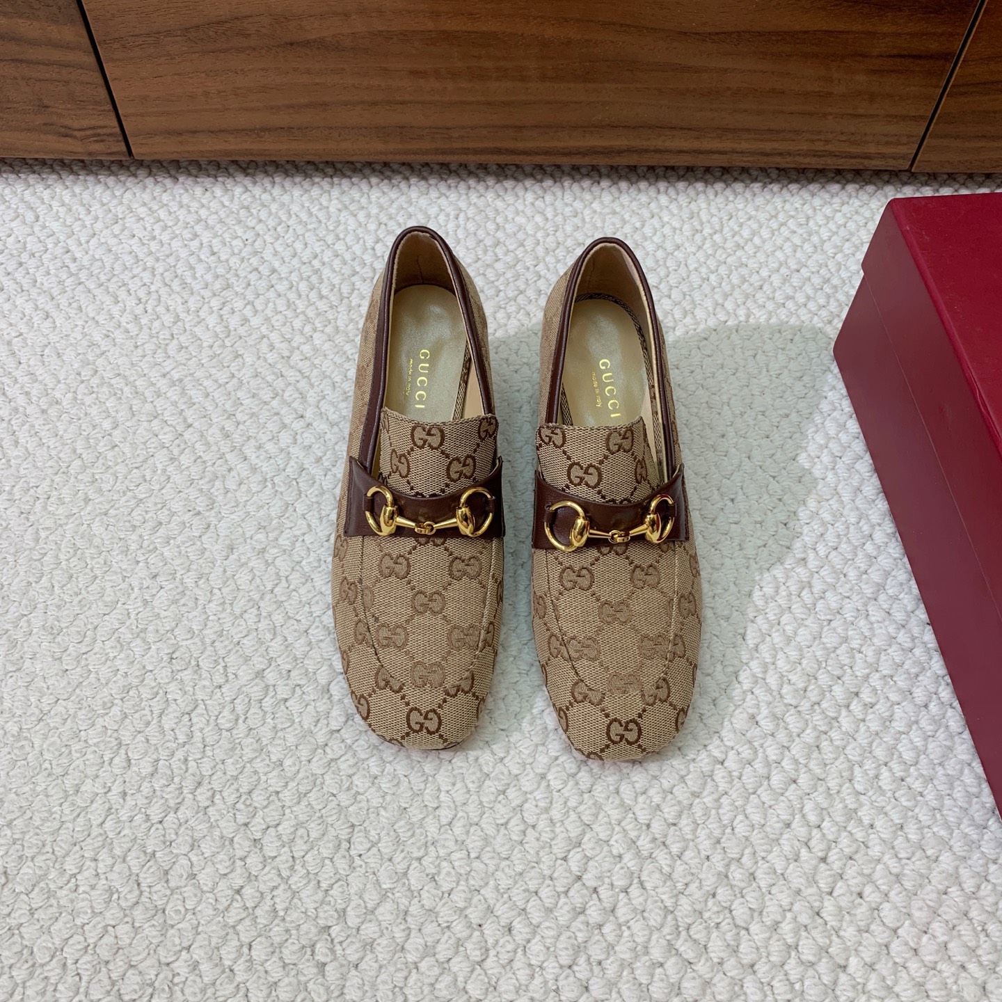 🔸Gu*ci🔸粗跟单鞋。精心调制的鞋楦，鞋面漆皮、牛皮、定制布料。羊皮内里和垫脚，真皮大底。跟高5.5c