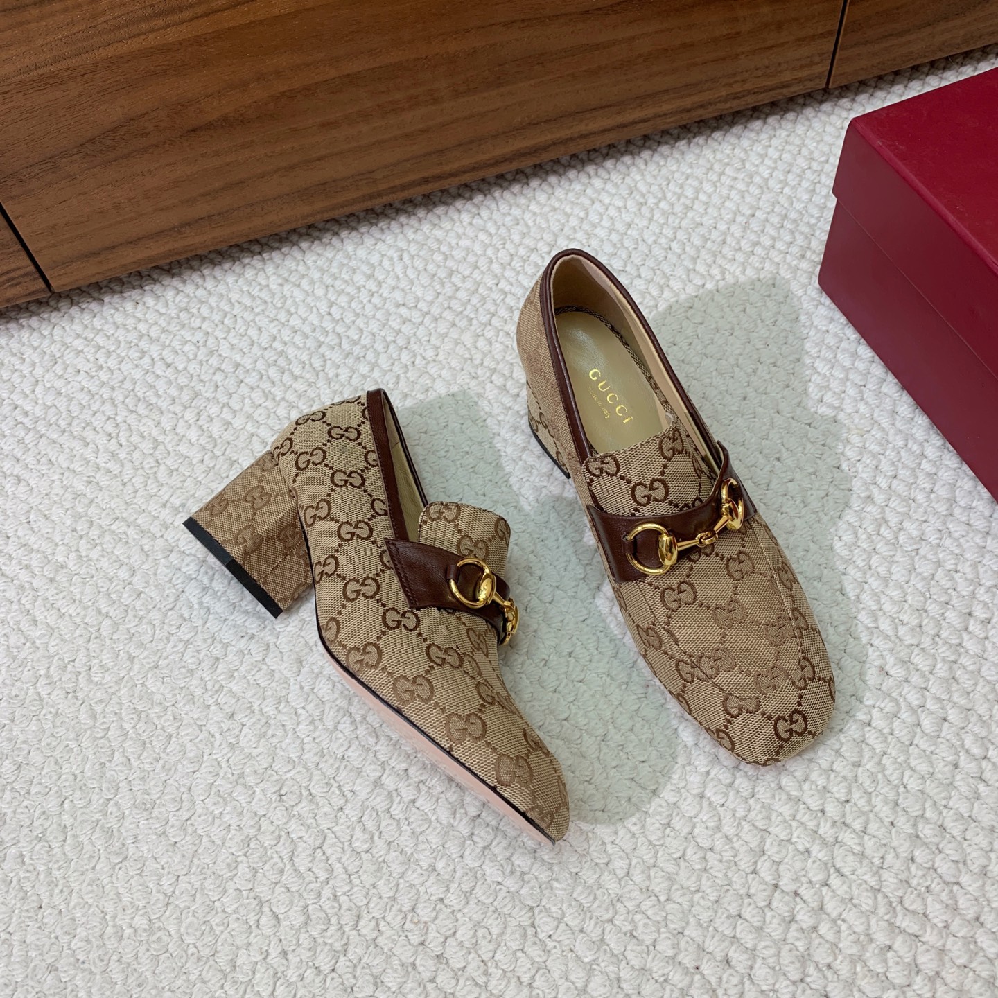 🔸Gu*ci🔸粗跟单鞋。精心调制的鞋楦，鞋面漆皮、牛皮、定制布料。羊皮内里和垫脚，真皮大底。跟高5.5c