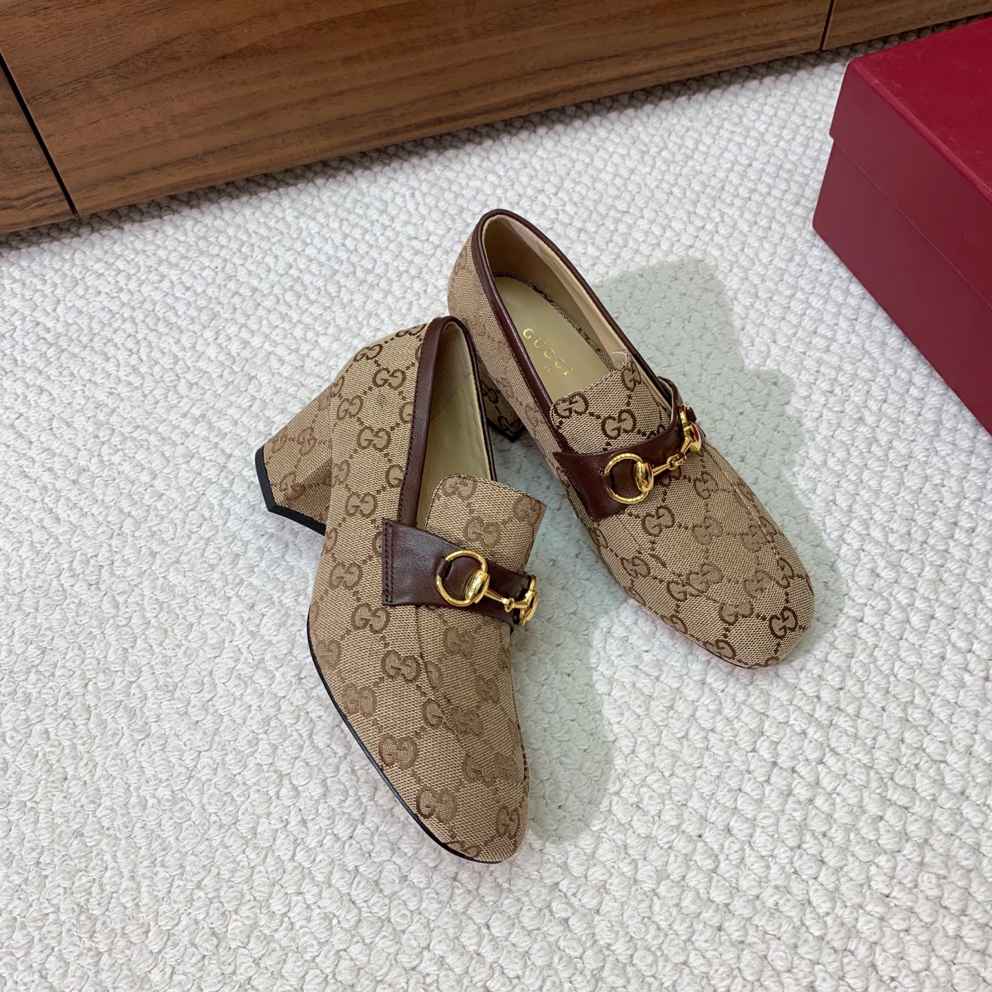 🔸Gu*ci🔸粗跟单鞋。精心调制的鞋楦，鞋面漆皮、牛皮、定制布料。羊皮内里和垫脚，真皮大底。跟高5.5c