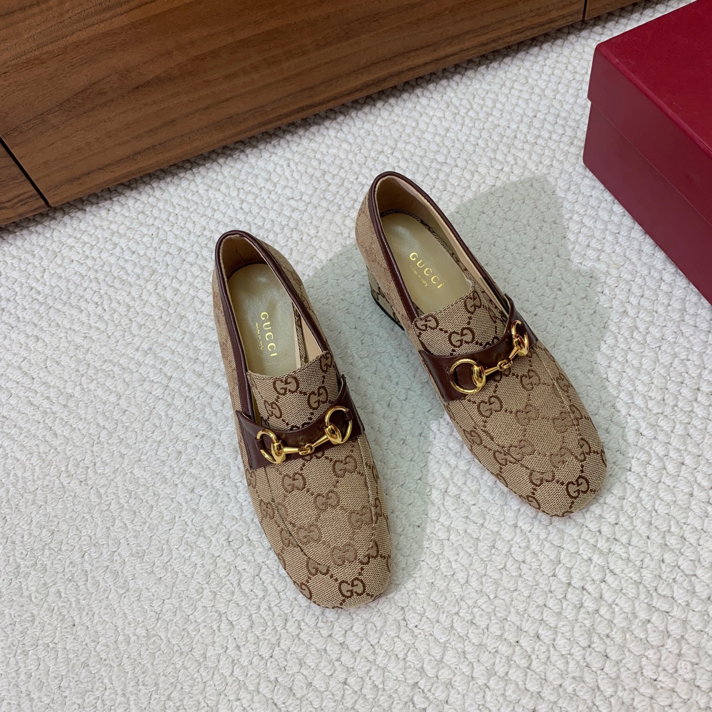 🔸Gu*ci🔸粗跟单鞋。精心调制的鞋楦，鞋面漆皮、牛皮、定制布料。羊皮内里和垫脚，真皮大底。跟高5.5c