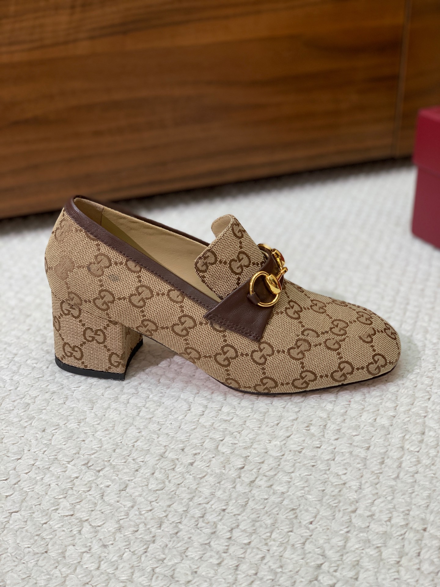 🔸Gu*ci🔸粗跟单鞋。精心调制的鞋楦，鞋面漆皮、牛皮、定制布料。羊皮内里和垫脚，真皮大底。跟高5.5c