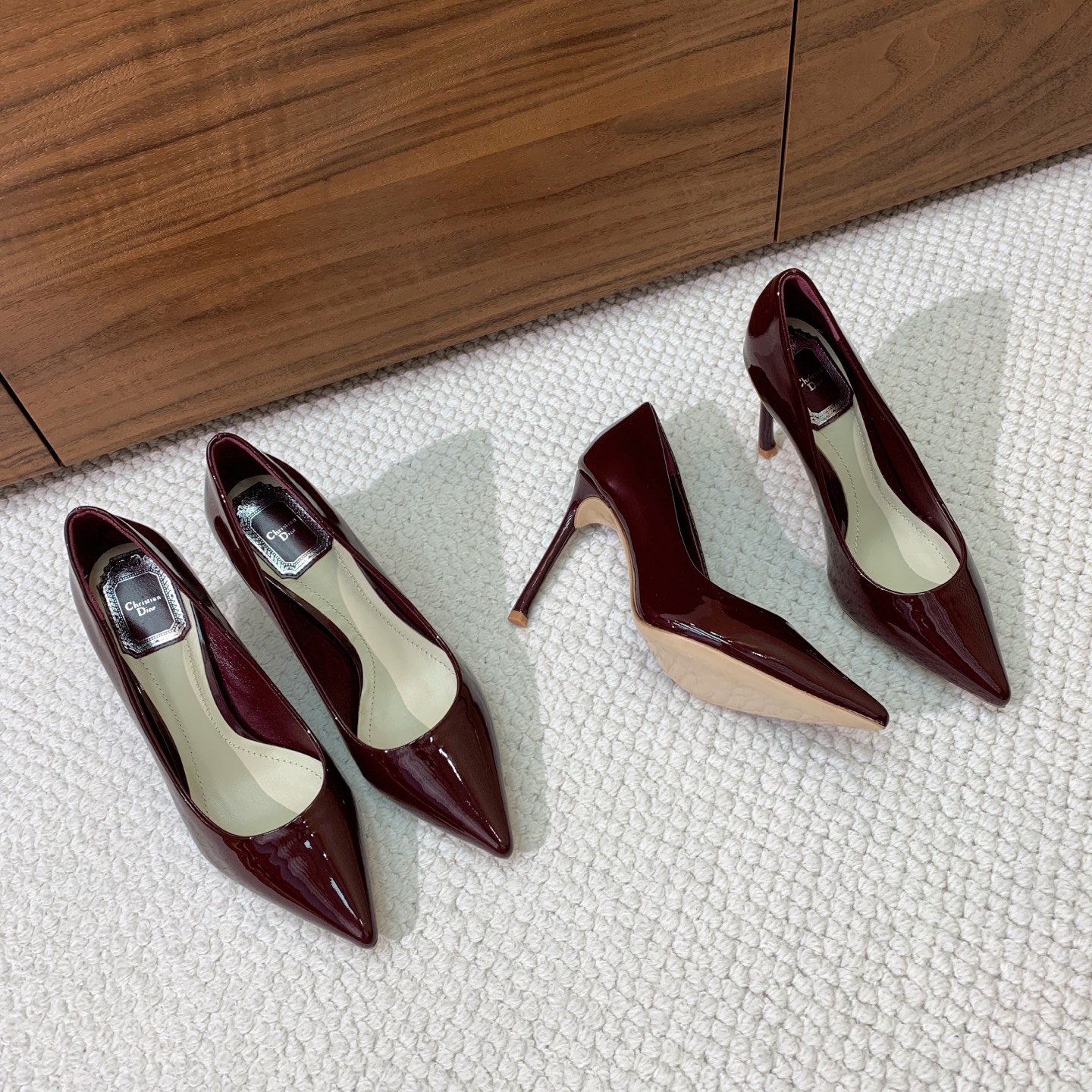 🔸D*or🔸经典单鞋。鞋面漆皮，羊皮内里及垫脚。真皮大底。有7cm和10.5cm2⃣️种选择。码数：34