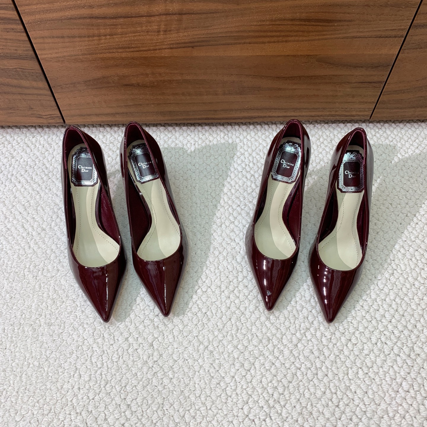 🔸D*or🔸经典单鞋。鞋面漆皮，羊皮内里及垫脚。真皮大底。有7cm和10.5cm2⃣️种选择。码数：34