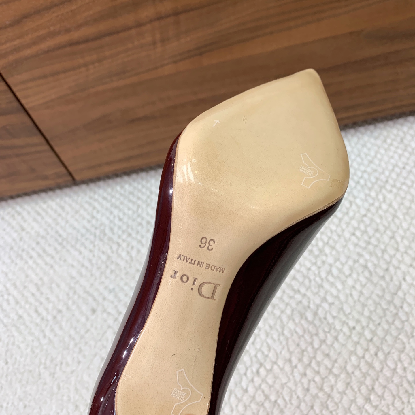 🔸D*or🔸经典单鞋。鞋面漆皮，羊皮内里及垫脚。真皮大底。有7cm和10.5cm2⃣️种选择。码数：34