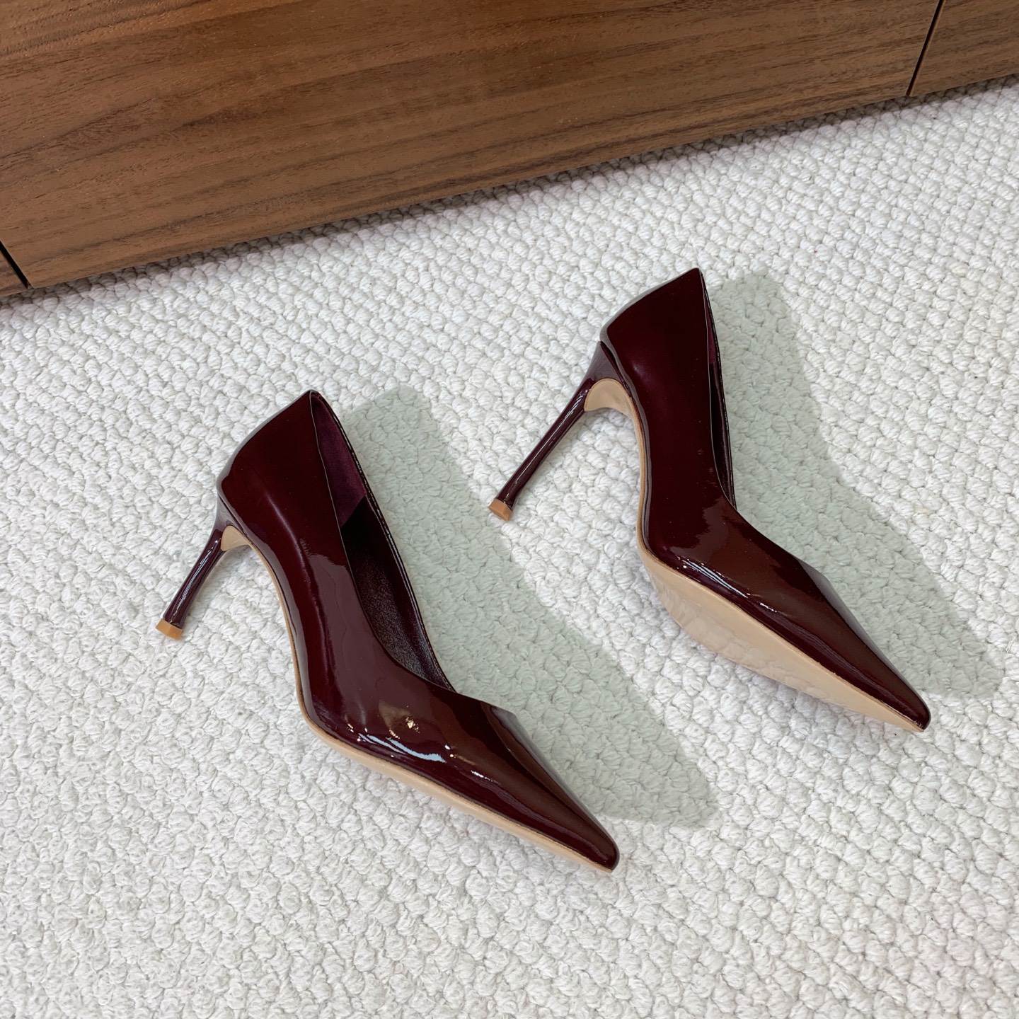 🔸D*or🔸经典单鞋。鞋面漆皮，羊皮内里及垫脚。真皮大底。有7cm和10.5cm2⃣️种选择。码数：34