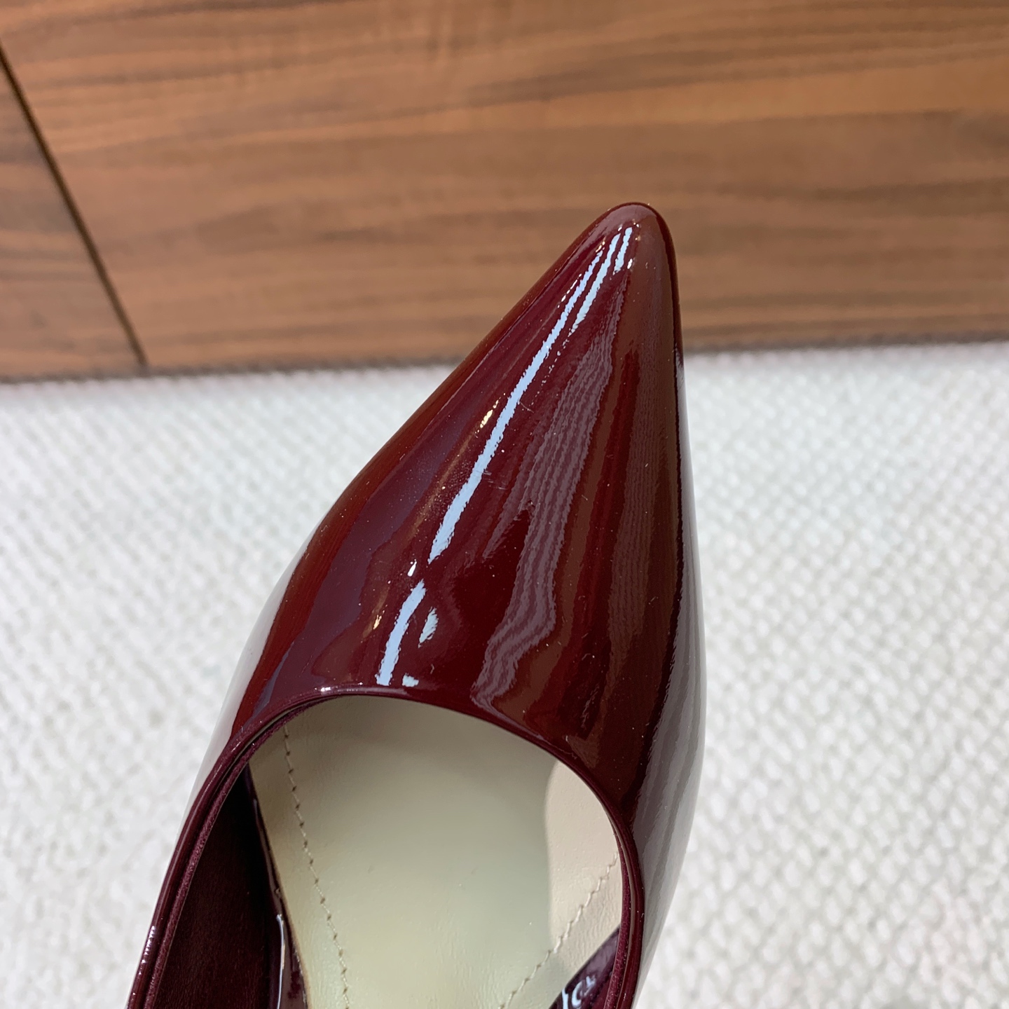 🔸D*or🔸经典单鞋。鞋面漆皮，羊皮内里及垫脚。真皮大底。有7cm和10.5cm2⃣️种选择。码数：34