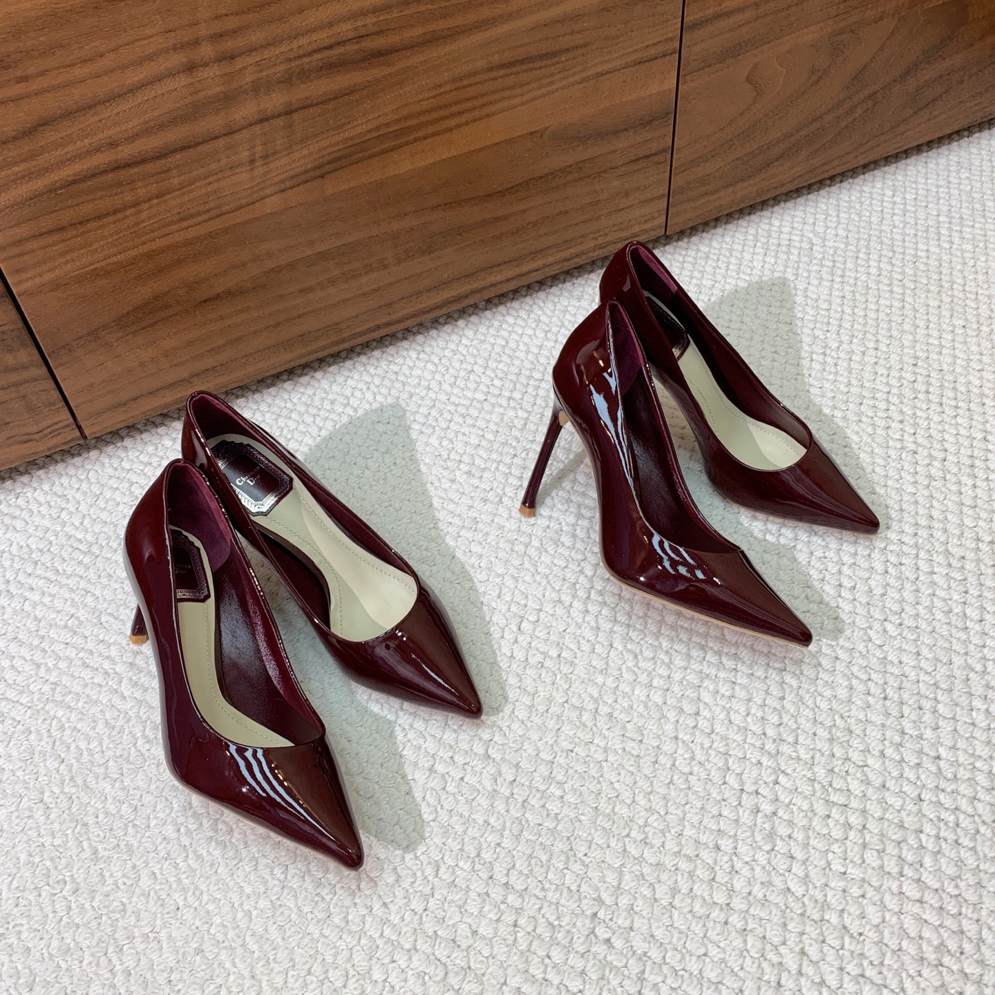 🔸D*or🔸经典单鞋。鞋面漆皮，羊皮内里及垫脚。真皮大底。有7cm和10.5cm2⃣️种选择。码数：34