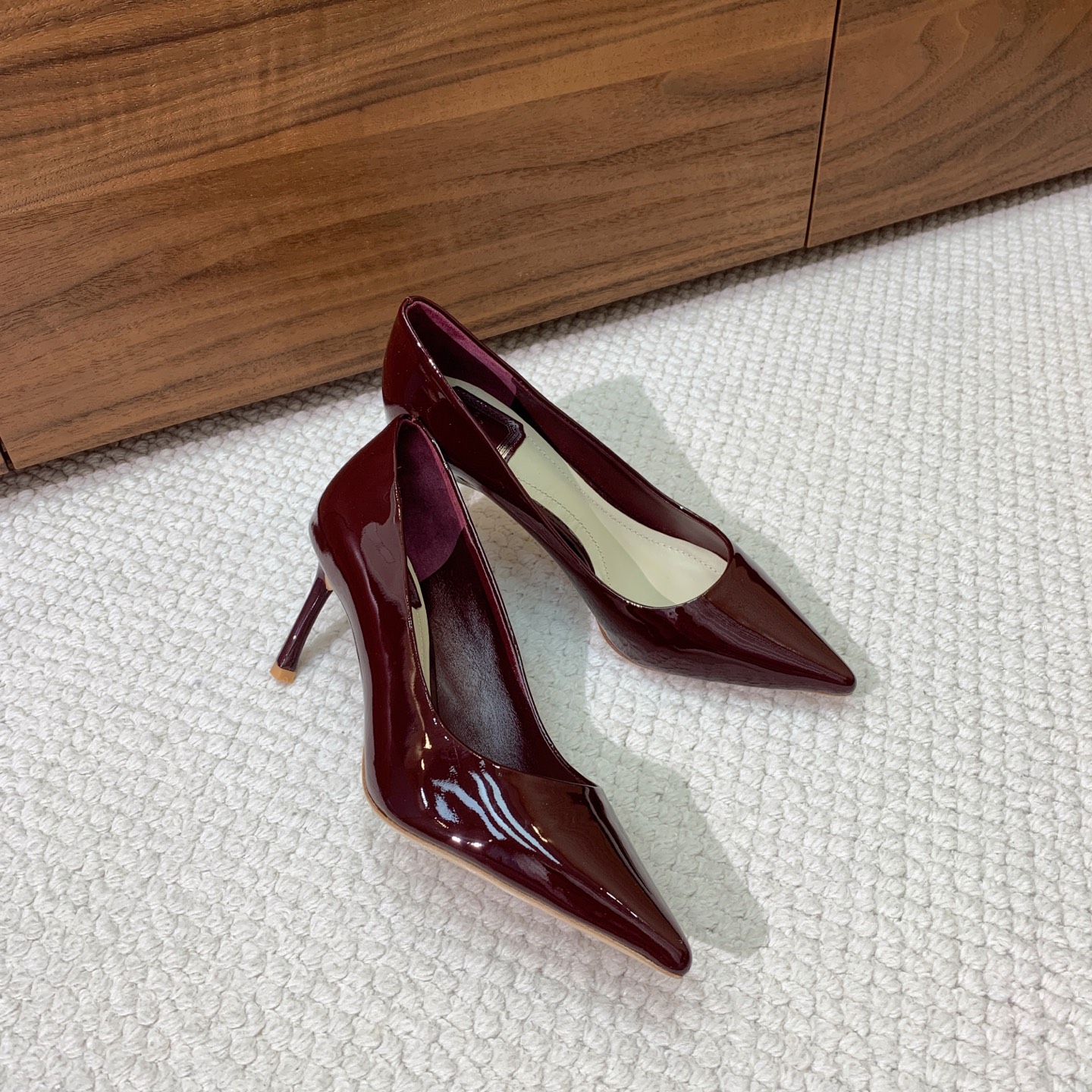 🔸D*or🔸经典单鞋。鞋面漆皮，羊皮内里及垫脚。真皮大底。有7cm和10.5cm2⃣️种选择。码数：34