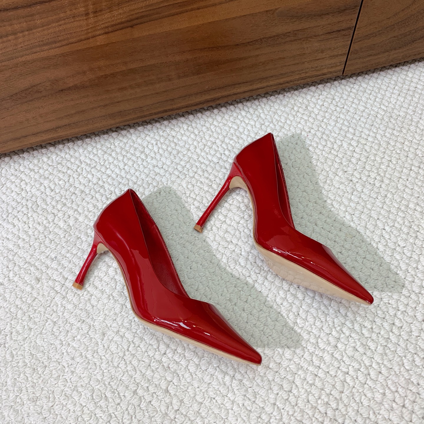 🔸D*or🔸经典单鞋。鞋面漆皮，羊皮内里及垫脚。真皮大底。有7cm和10.5cm2⃣️种选择。码数：34