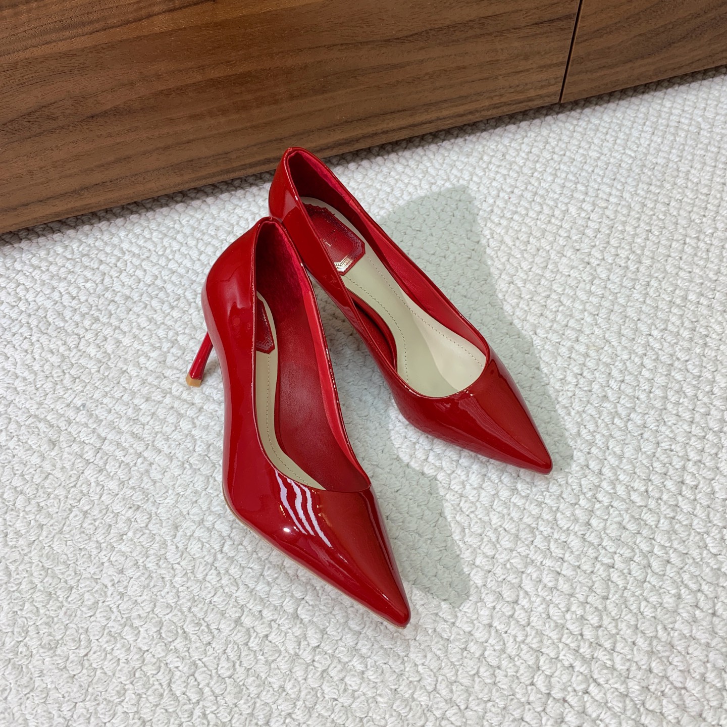 🔸D*or🔸经典单鞋。鞋面漆皮，羊皮内里及垫脚。真皮大底。有7cm和10.5cm2⃣️种选择。码数：34