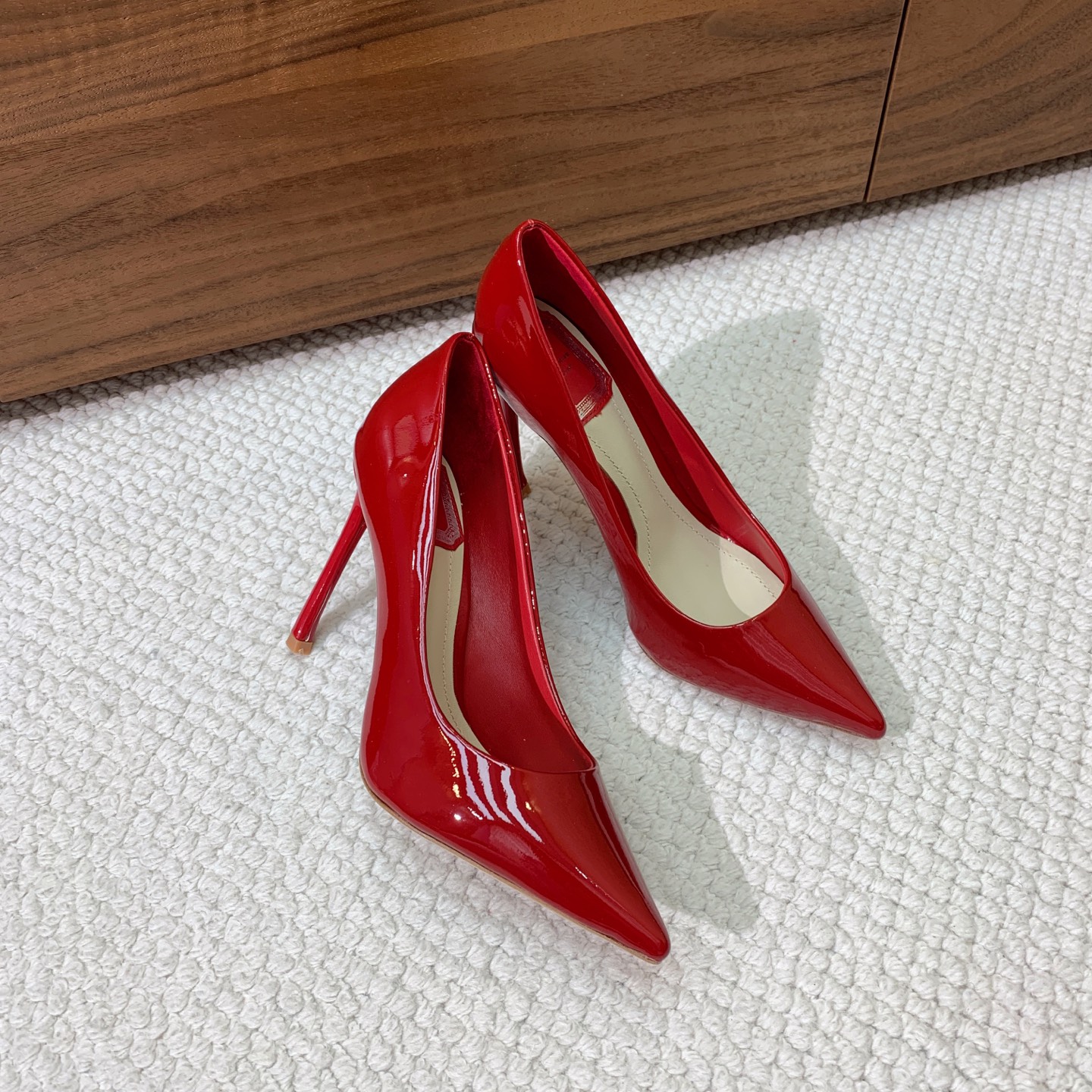 🔸D*or🔸经典单鞋。鞋面漆皮，羊皮内里及垫脚。真皮大底。有7cm和10.5cm2⃣️种选择。码数：34