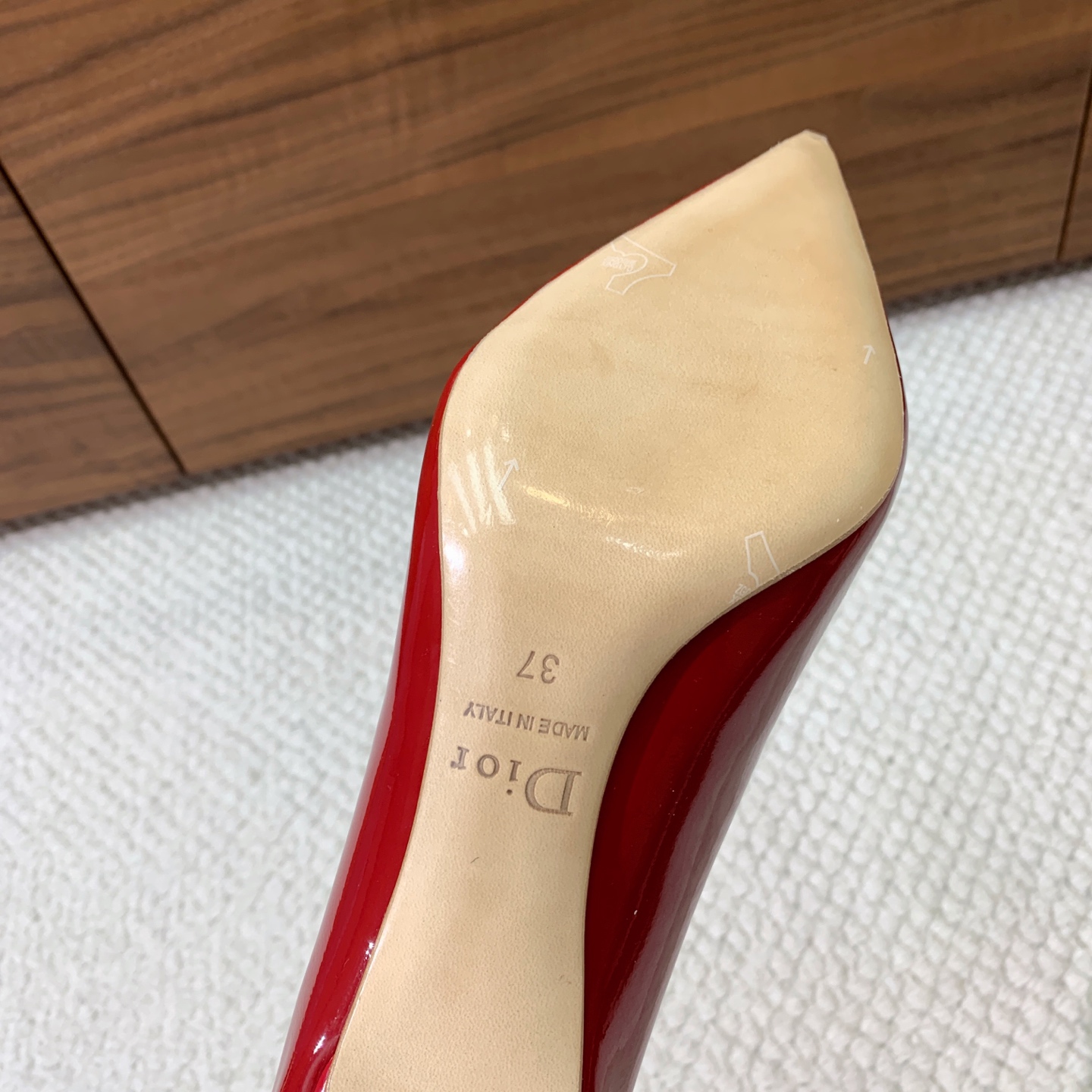 🔸D*or🔸经典单鞋。鞋面漆皮，羊皮内里及垫脚。真皮大底。有7cm和10.5cm2⃣️种选择。码数：34